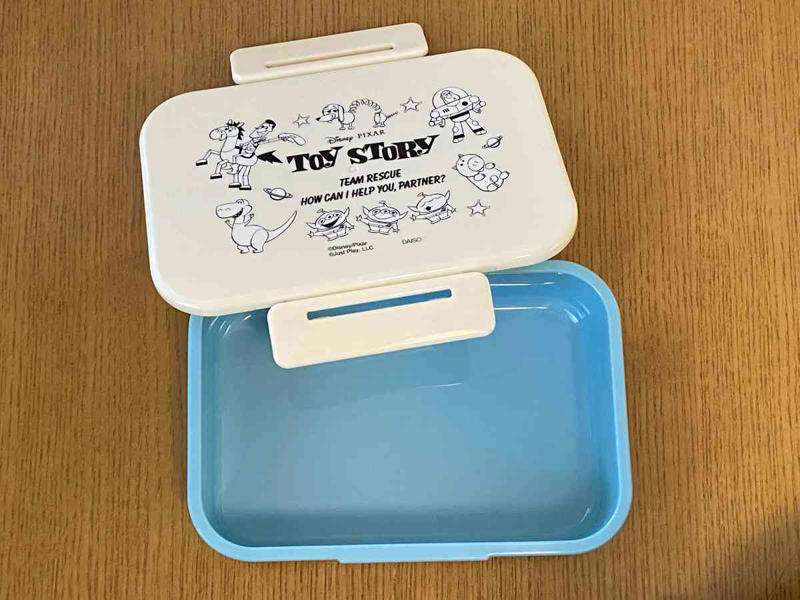 110円（税込）から購入できる圧倒的な安さ, 2.ダイソーのタッパーは容器の大きさ・種類も豊富で便利, 3.耐熱・耐冷性に優れさまざまな場面で使える, ダイソーのタッパーに関する良い口コミ, ダイソーのタッパーに関する悪い口コミ, 1.100均ダイソーのタッパー「楽ちんパックスクエア」は使い勝手抜群で洗いやすい！, 2.100均ダイソーのタッパー「レクタングルシール500」は密封性が優秀 , 3.100均ダイソーのタッパー「レクタングルシール1200」はおかず保存に便利な大きいサイズ , 4.100均ダイソーのタッパー「ガラスポット」は密閉に優れる, 5.100均ダイソーのタッパー「口の広いガラスポット」はピクルスに重宝 , 6.100均ダイソーのタッパー「キッチンフィット2クリア」は魚の温めに便利 , 7.100均ダイソーのタッパー「プチコンテナ」は細々とした食材の保存に！, 8.100均ダイソーのタッパー「レンジパック（エア弁付き）」はご飯の保存におすすめ, 9.100均ダイソーのタッパー「楽ちんパック浅型」は冷凍＆電子レンジOKの薄型タイプ , 10.100均ダイソーのタッパー「中身が見えるキャニスター」は透明度＆密封性◎, 11.100均ダイソーのタッパー「保存容器としても使えるお弁当箱」は液漏れしにくい！ , 12.100均ダイソーのタッパー「耐熱ガラス食器（正方形800ml）」はオーブンOK！カレーやキムチにも◎, 13.100均ダイソーのタッパー「クリアパック（300mL、3個）」は重ねられる！ , 14.100均ダイソーのタッパー「立てて置ける保存容器 小分け」, 15.100均ダイソーのタッパー「新鮮レンジパック、ロックタイプ（トイ・ストーリー）」はキャラクターデザインがかわいい, 16.100均ダイソーのタッパー「ミニパック角4P 100ml×4」は薄型ミニサイズの可愛い保存容器 , ダイソーでは底が深いタイプのタッパーもある？, ダイソーのタッパーの売り場はどこ？, ダイソーには電子レンジでパスタを作れるタッパーもある？, ダイソーでは洗いやすいタッパーはある？, ダイソーにはおにぎり用のタッパー・ケースもある？, ダイソーにはきゅうりの漬物を作れるタッパーもある？, ダイソーには折りたたみ可能なタッパーもある？