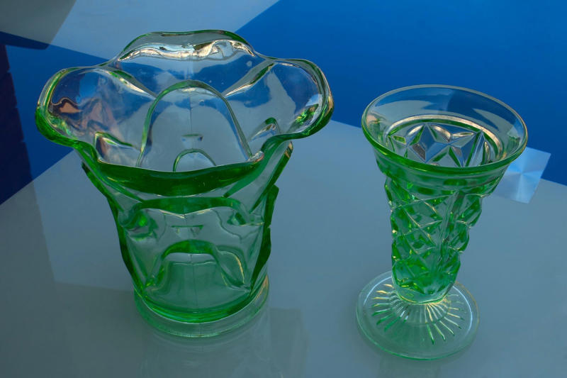 Antique dinnerware, Typewriter, Antique glassware, Beanie Babies, Antique toys, American Girl dolls, Designer clothes, Rare comic books, Mid-century modern furniture, Vinyl records, Old paintings, Old stereo equipment, Sports memorabilia, Perfume bottles, Retro clothing, VHS tapes, Sports cards, Vintage Pyrex, Sneakers