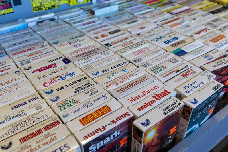 Antique dinnerware, Typewriter, Antique glassware, Beanie Babies, Antique toys, American Girl dolls, Designer clothes, Rare comic books, Mid-century modern furniture, Vinyl records, Old paintings, Old stereo equipment, Sports memorabilia, Perfume bottles, Retro clothing, VHS tapes, Sports cards, Vintage Pyrex, Sneakers