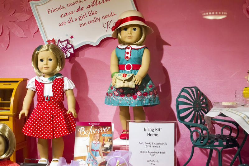 Antique dinnerware, Typewriter, Antique glassware, Beanie Babies, Antique toys, American Girl dolls, Designer clothes, Rare comic books, Mid-century modern furniture, Vinyl records, Old paintings, Old stereo equipment, Sports memorabilia, Perfume bottles, Retro clothing, VHS tapes, Sports cards, Vintage Pyrex, Sneakers