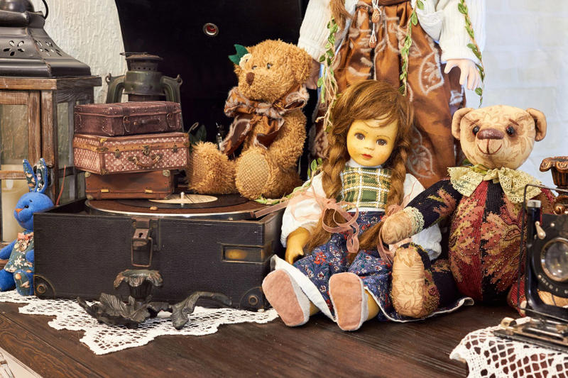 Antique dinnerware, Typewriter, Antique glassware, Beanie Babies, Antique toys, American Girl dolls, Designer clothes, Rare comic books, Mid-century modern furniture, Vinyl records, Old paintings, Old stereo equipment, Sports memorabilia, Perfume bottles, Retro clothing, VHS tapes, Sports cards, Vintage Pyrex, Sneakers