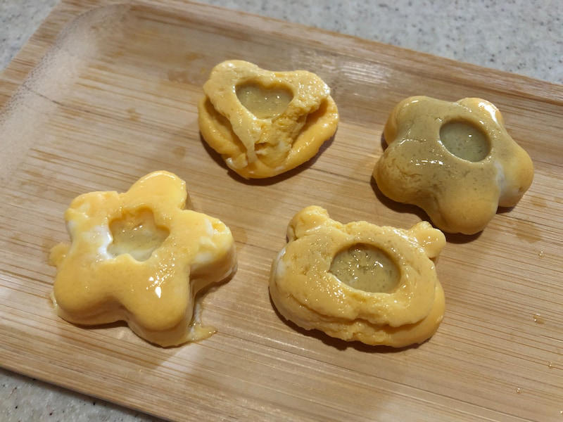 ダイソーの「レンジでミニ卵焼き」ならレンチンで時短調理が可能に, ダイソーの「レンジでミニ卵焼き」は口コミ好評！ケチャップアレンジが可愛い, ダイソーの「レンジでミニ卵焼き」の値段・価格・コスパ, ダイソーの「レンジでミニ卵焼き」のサイズ・材質, ダイソーの「レンジでミニ卵焼き」の作り方の注意点, ダイソーの「レンジでかんたん！茶わん蒸し器」, ダイソーの「電子レンジ調理器 半熟たまご風」, ダイソーの「レンジで簡単だし巻きたまご」, ダイソーの「レンジで簡単！温泉たまご 」, ダイソーの「レンジでミニ卵焼き」の売り場はどこ？, ダイソーでは卵焼き用のシリコン型も販売されている？