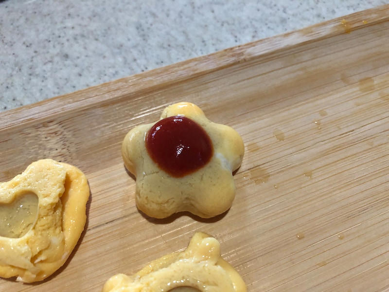 ダイソーの「レンジでミニ卵焼き」ならレンチンで時短調理が可能に, ダイソーの「レンジでミニ卵焼き」は口コミ好評！ケチャップアレンジが可愛い, ダイソーの「レンジでミニ卵焼き」の値段・価格・コスパ, ダイソーの「レンジでミニ卵焼き」のサイズ・材質, ダイソーの「レンジでミニ卵焼き」の作り方の注意点, ダイソーの「レンジでかんたん！茶わん蒸し器」, ダイソーの「電子レンジ調理器 半熟たまご風」, ダイソーの「レンジで簡単だし巻きたまご」, ダイソーの「レンジで簡単！温泉たまご 」, ダイソーの「レンジでミニ卵焼き」の売り場はどこ？, ダイソーでは卵焼き用のシリコン型も販売されている？
