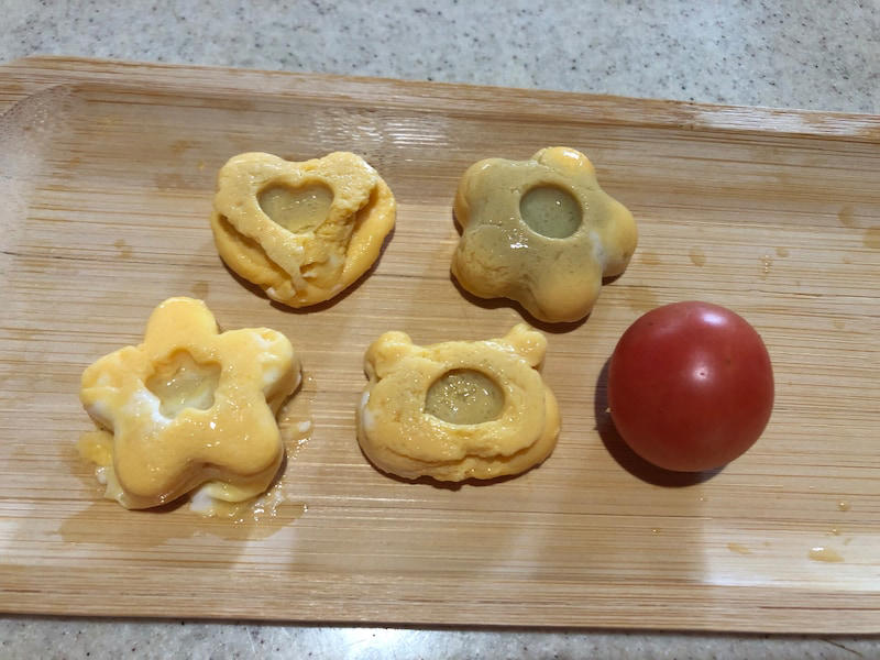 ダイソーの「レンジでミニ卵焼き」ならレンチンで時短調理が可能に, ダイソーの「レンジでミニ卵焼き」は口コミ好評！ケチャップアレンジが可愛い, ダイソーの「レンジでミニ卵焼き」の値段・価格・コスパ, ダイソーの「レンジでミニ卵焼き」のサイズ・材質, ダイソーの「レンジでミニ卵焼き」の作り方の注意点, ダイソーの「レンジでかんたん！茶わん蒸し器」, ダイソーの「電子レンジ調理器 半熟たまご風」, ダイソーの「レンジで簡単だし巻きたまご」, ダイソーの「レンジで簡単！温泉たまご 」, ダイソーの「レンジでミニ卵焼き」の売り場はどこ？, ダイソーでは卵焼き用のシリコン型も販売されている？