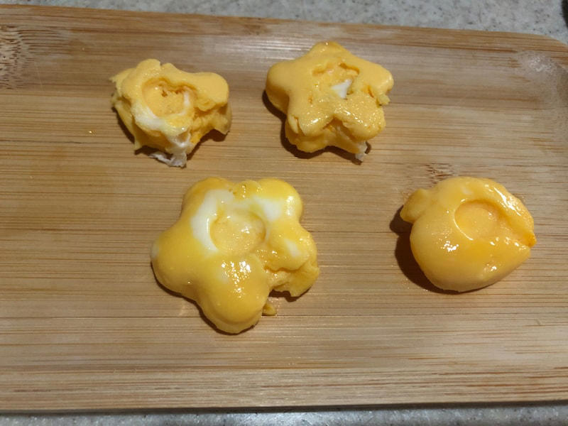 ダイソーの「レンジでミニ卵焼き」ならレンチンで時短調理が可能に, ダイソーの「レンジでミニ卵焼き」は口コミ好評！ケチャップアレンジが可愛い, ダイソーの「レンジでミニ卵焼き」の値段・価格・コスパ, ダイソーの「レンジでミニ卵焼き」のサイズ・材質, ダイソーの「レンジでミニ卵焼き」の作り方の注意点, ダイソーの「レンジでかんたん！茶わん蒸し器」, ダイソーの「電子レンジ調理器 半熟たまご風」, ダイソーの「レンジで簡単だし巻きたまご」, ダイソーの「レンジで簡単！温泉たまご 」, ダイソーの「レンジでミニ卵焼き」の売り場はどこ？, ダイソーでは卵焼き用のシリコン型も販売されている？