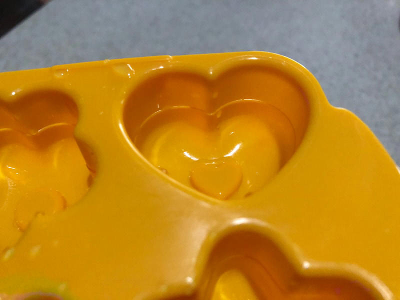 ダイソーの「レンジでミニ卵焼き」ならレンチンで時短調理が可能に, ダイソーの「レンジでミニ卵焼き」は口コミ好評！ケチャップアレンジが可愛い, ダイソーの「レンジでミニ卵焼き」の値段・価格・コスパ, ダイソーの「レンジでミニ卵焼き」のサイズ・材質, ダイソーの「レンジでミニ卵焼き」の作り方の注意点, ダイソーの「レンジでかんたん！茶わん蒸し器」, ダイソーの「電子レンジ調理器 半熟たまご風」, ダイソーの「レンジで簡単だし巻きたまご」, ダイソーの「レンジで簡単！温泉たまご 」, ダイソーの「レンジでミニ卵焼き」の売り場はどこ？, ダイソーでは卵焼き用のシリコン型も販売されている？
