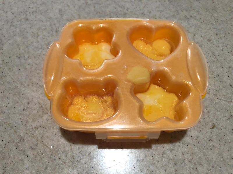 ダイソーの「レンジでミニ卵焼き」ならレンチンで時短調理が可能に, ダイソーの「レンジでミニ卵焼き」は口コミ好評！ケチャップアレンジが可愛い, ダイソーの「レンジでミニ卵焼き」の値段・価格・コスパ, ダイソーの「レンジでミニ卵焼き」のサイズ・材質, ダイソーの「レンジでミニ卵焼き」の作り方の注意点, ダイソーの「レンジでかんたん！茶わん蒸し器」, ダイソーの「電子レンジ調理器 半熟たまご風」, ダイソーの「レンジで簡単だし巻きたまご」, ダイソーの「レンジで簡単！温泉たまご 」, ダイソーの「レンジでミニ卵焼き」の売り場はどこ？, ダイソーでは卵焼き用のシリコン型も販売されている？