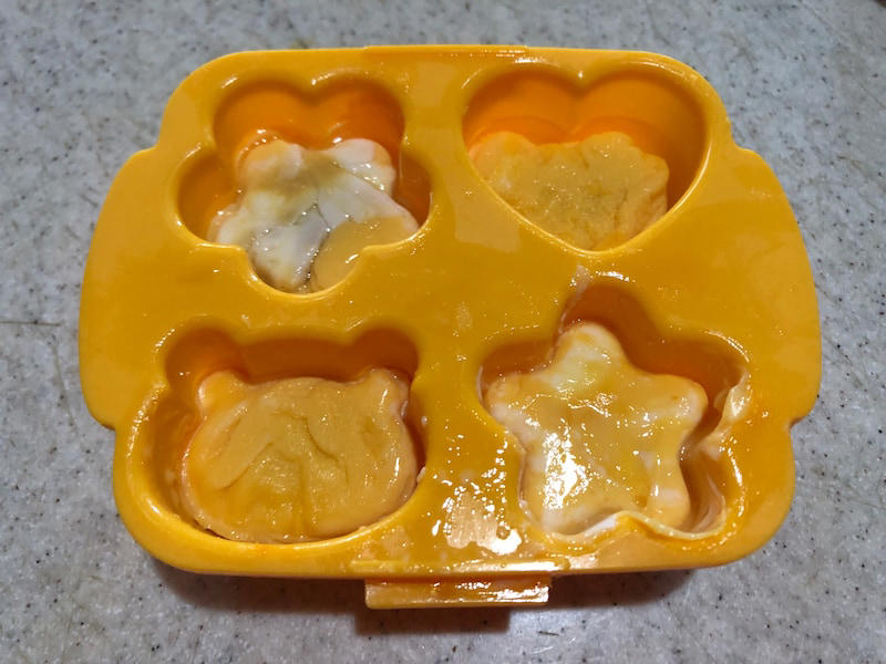 ダイソーの「レンジでミニ卵焼き」ならレンチンで時短調理が可能に, ダイソーの「レンジでミニ卵焼き」は口コミ好評！ケチャップアレンジが可愛い, ダイソーの「レンジでミニ卵焼き」の値段・価格・コスパ, ダイソーの「レンジでミニ卵焼き」のサイズ・材質, ダイソーの「レンジでミニ卵焼き」の作り方の注意点, ダイソーの「レンジでかんたん！茶わん蒸し器」, ダイソーの「電子レンジ調理器 半熟たまご風」, ダイソーの「レンジで簡単だし巻きたまご」, ダイソーの「レンジで簡単！温泉たまご 」, ダイソーの「レンジでミニ卵焼き」の売り場はどこ？, ダイソーでは卵焼き用のシリコン型も販売されている？