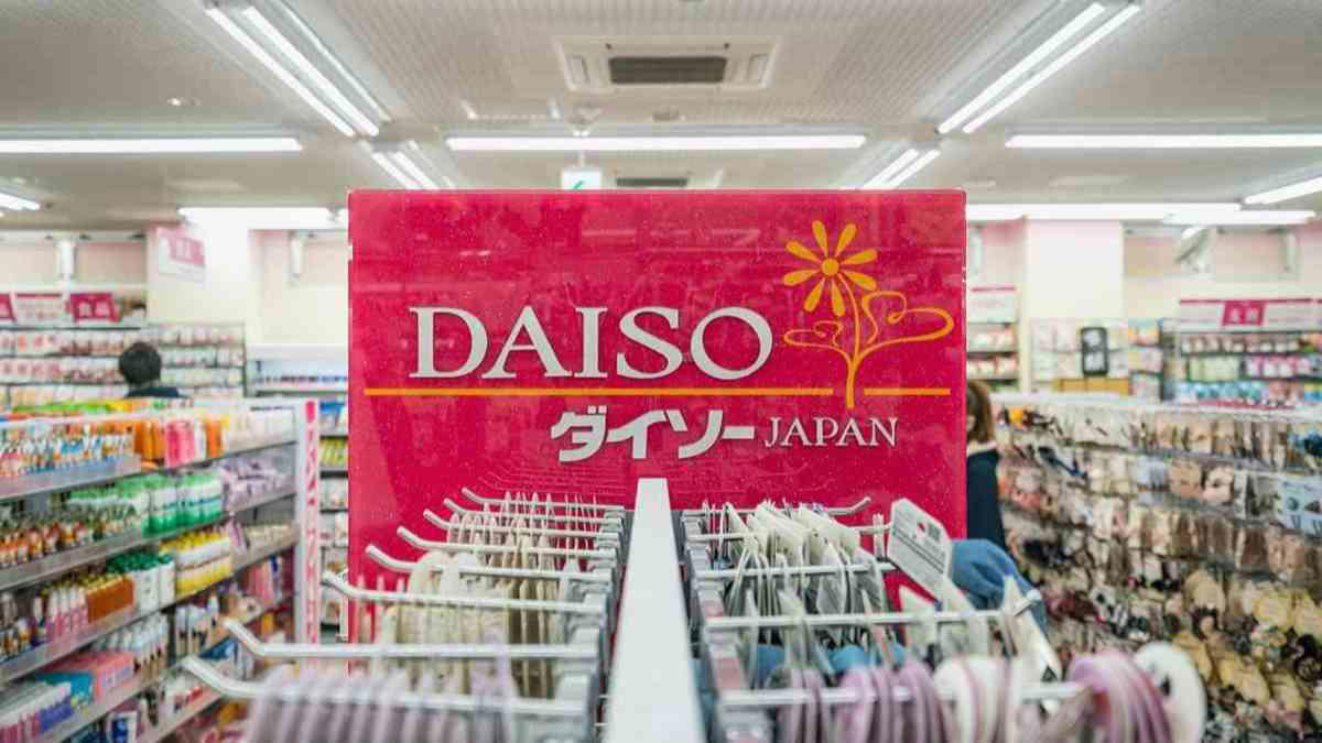 カトラリーケースのすき間にピッタリ, フックを外すと更にフィット, ダイソーの「ドアポケットすっきりケース（スリム）」の値段は？, ダイソーの「ドアポケットすっきりケース（スリム）」のサイズは？