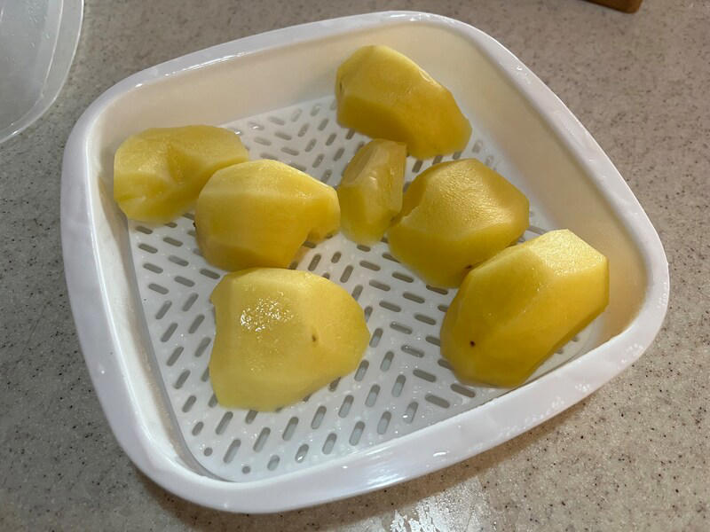 セリア「レンジ蒸器」のサイズ・値段, 【100均セリアの蒸し器のレシピ】「レンジ蒸器」でかんたん！ ほくほくじゃがいも＋切り干し大根, セリア「レンジ蒸器」のサイズ・値段, 【100均セリアの蒸し器のレシピ】「レンジ蒸器」で作る冷凍かぼちゃのサラダ, 【100均】セリアの蒸し器の売り場はどこ？ 売り切れ？, 【100均】セリアの蒸し器はステンレス製などフライパン対応の「蒸し器プレート」はある？, 【100均】セリアには蒸し器以外に、せいろ蒸しに使える「せいろ」はある？ 肉まんを蒸せる？