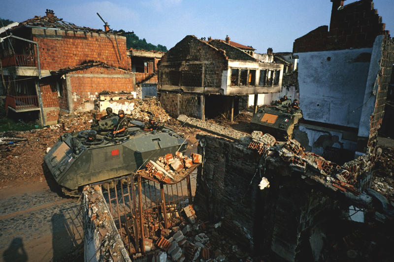 War on the horizon, NATO countries are worried, Germany will build more bunkers, German bunker plan, All building must have bunkers, A bunker app, The Swedish government releases a booklet to prepare for war, A booklet first introduced during World War II, The European Union warns citizens in all countries to be prepared, A warning from the former Finnish President, Fear of war in Europe is now a reality, Maximum alert in Europe due to global instability, Warmongering escalation, Donald Tusk, President of Poland, said it clearly, "War is no longer a concept from the past", Young people, to arms, Western European countries did away with mandatory service, Macron defends that young people serve the country for a few months, The UK wants to prepare citizens for the worst, A proposal from the United Kingdom, More troops, more money for the armies, Trump could turn his back on Europe, Europe must be able to protect itself, Reluctance on the left, We have to change the mentality, Up to the centre-left