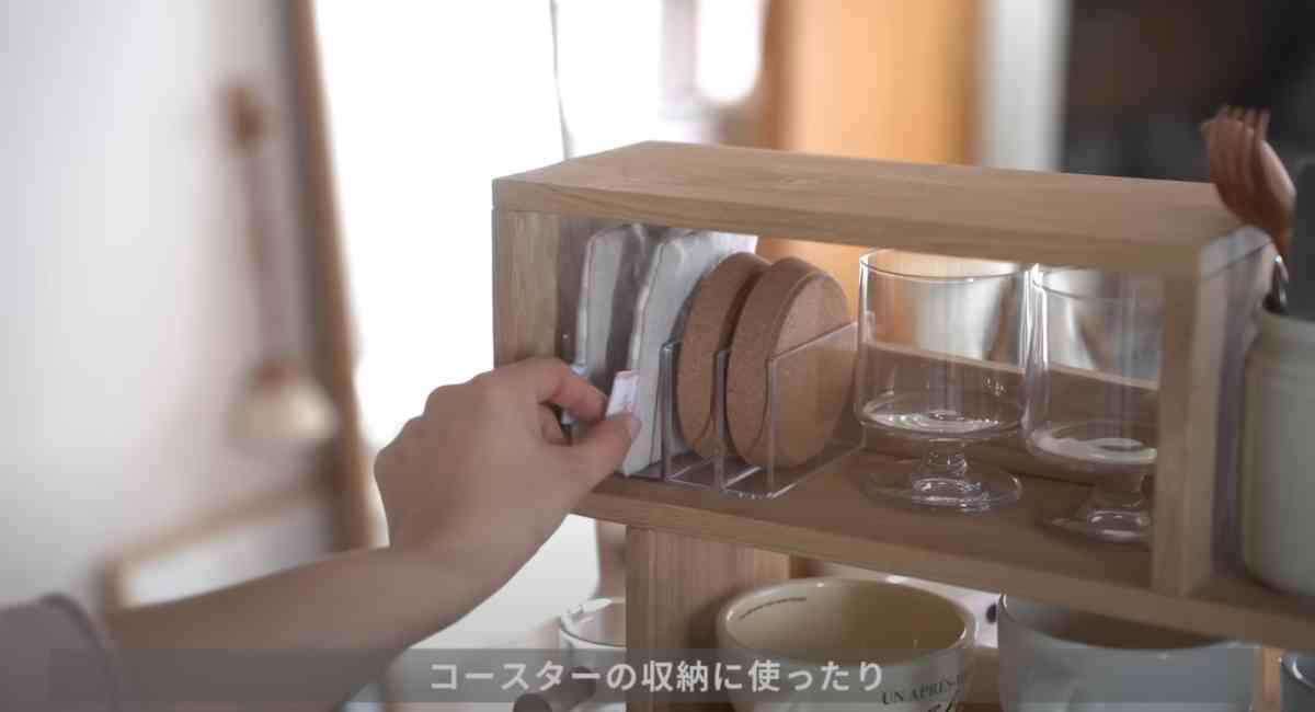 セリアの「デスク仕切りスタンド」は無印そっくりなオシャレなデザイン！, セリアの「デスク仕切りスタンド」を使えば取り出しやすさアップ！, セリアの「デスク仕切りスタンド」の価格, セリアの「デスク仕切りスタンド」のサイズは？, セリアの「デスク仕切りスタンド」の売り場はどこ？
