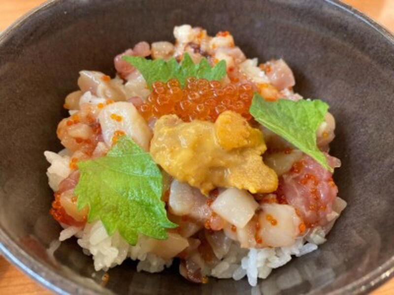 1位：定番！ 「サーモン」 80pts, 2位：さっぱり美味しい「えびアボカド」63pts, 3位：マヨネーズも◎！ 「オニオンサーモン」 62pts, 4位：子供も大好き「あぶりチーズサーモン」 53pts, 5位：新鮮な味わい「熟成漬けまぐろ」 51pts, 6位：肉厚でボリューム満点「はまち」 49pts, 7位：人気の食べ方はわさび醤油！ 「ねぎまぐろにぎり」 43pts, 8位：香り高い「ゆず塩かつおたたき」 39pts, 9位：ぷりぷり食感の「えび天にぎり」 33pts, 10位：ごま油の風味が◎！ 「ぐんかん まぐろユッケ」 30pts, くら寿司の「大サービスセット」のネタの種類・カロリー・原産, 【2026年最新】くら寿司の持ち帰りセットメニューまとめ, 手軽で簡単！アプリからの注文（事前予約・決済）, 会員登録不要！電話での注文, 外出のついでに！店頭での注文, 持ち帰りを注文するときに覚えておきたい注意点は？, 600円台で食べ応えも抜群！「えび天と季節の天丼」, 圧倒的なコスパに満足「旬の海鮮丼」, プロも絶賛！平日限定で200円の「天然だしうどん」, 【2025年】くら寿司の年末年始の営業情報, 【2025年】くら寿司の年末年始の持ち帰りメニュー情報, テレビ番組「ジョブチューン」や「ヒルナンデス」で紹介された、くら寿司ランキング上位のおすすめネタは？, 最新メニューの中で、とくに「コスパ最強」と言えるおすすめは？, くら寿司をより楽しむための「おすすめの食べ方」やアレンジレシピはある？, くら寿司で人気のおすすめスイーツは？, くら寿司では万博などのイベントに関連した店舗もある？
