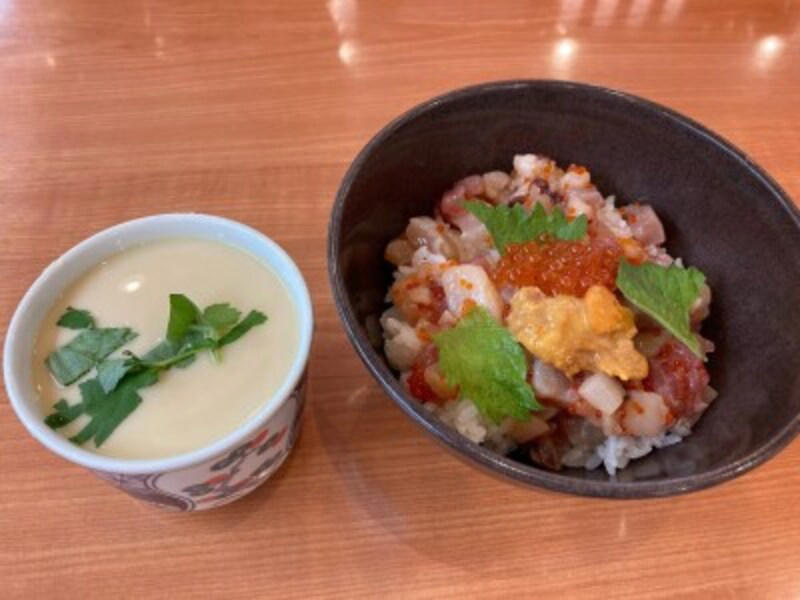 1位：定番！ 「サーモン」 80pts, 2位：さっぱり美味しい「えびアボカド」63pts, 3位：マヨネーズも◎！ 「オニオンサーモン」 62pts, 4位：子供も大好き「あぶりチーズサーモン」 53pts, 5位：新鮮な味わい「熟成漬けまぐろ」 51pts, 6位：肉厚でボリューム満点「はまち」 49pts, 7位：人気の食べ方はわさび醤油！ 「ねぎまぐろにぎり」 43pts, 8位：香り高い「ゆず塩かつおたたき」 39pts, 9位：ぷりぷり食感の「えび天にぎり」 33pts, 10位：ごま油の風味が◎！ 「ぐんかん まぐろユッケ」 30pts, くら寿司の「大サービスセット」のネタの種類・カロリー・原産, 【2026年最新】くら寿司の持ち帰りセットメニューまとめ, 手軽で簡単！アプリからの注文（事前予約・決済）, 会員登録不要！電話での注文, 外出のついでに！店頭での注文, 持ち帰りを注文するときに覚えておきたい注意点は？, 600円台で食べ応えも抜群！「えび天と季節の天丼」, 圧倒的なコスパに満足「旬の海鮮丼」, プロも絶賛！平日限定で200円の「天然だしうどん」, 【2025年】くら寿司の年末年始の営業情報, 【2025年】くら寿司の年末年始の持ち帰りメニュー情報, テレビ番組「ジョブチューン」や「ヒルナンデス」で紹介された、くら寿司ランキング上位のおすすめネタは？, 最新メニューの中で、とくに「コスパ最強」と言えるおすすめは？, くら寿司をより楽しむための「おすすめの食べ方」やアレンジレシピはある？, くら寿司で人気のおすすめスイーツは？, くら寿司では万博などのイベントに関連した店舗もある？