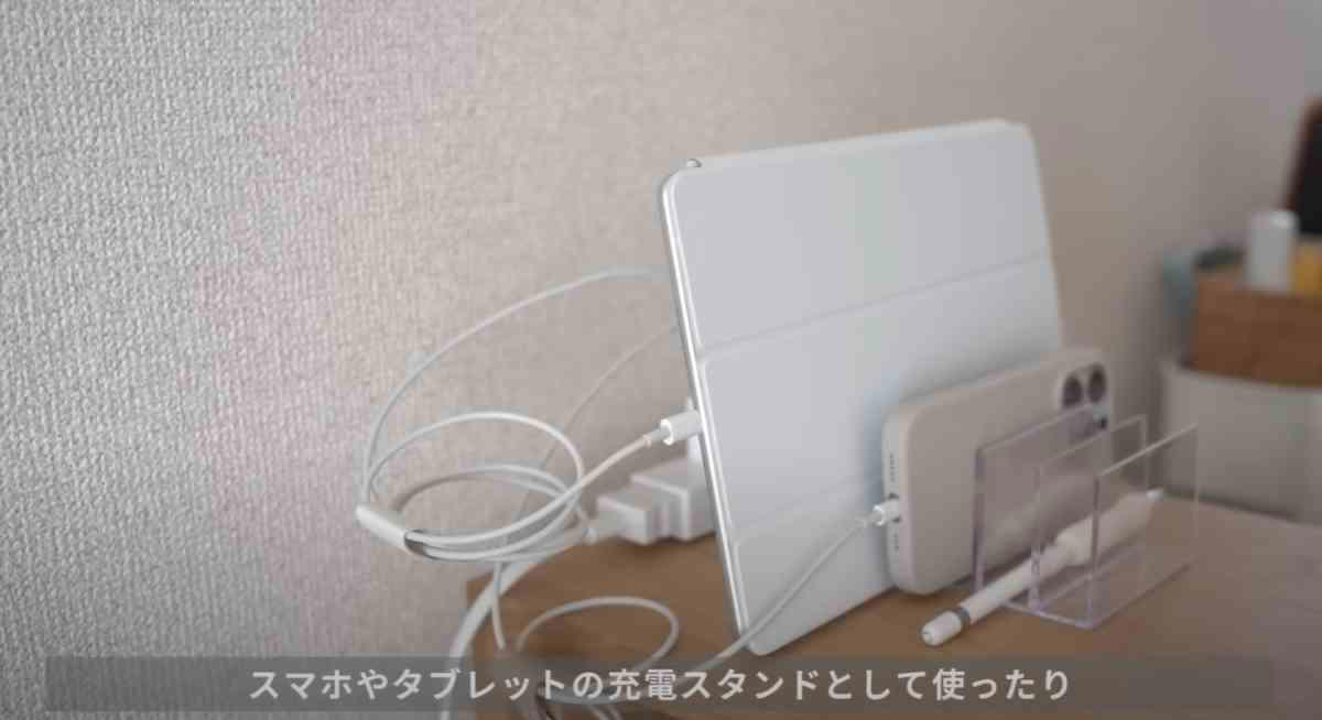 セリアの「デスク仕切りスタンド」は無印そっくりなオシャレなデザイン！, セリアの「デスク仕切りスタンド」を使えば取り出しやすさアップ！, セリアの「デスク仕切りスタンド」の価格, セリアの「デスク仕切りスタンド」のサイズは？, セリアの「デスク仕切りスタンド」の売り場はどこ？