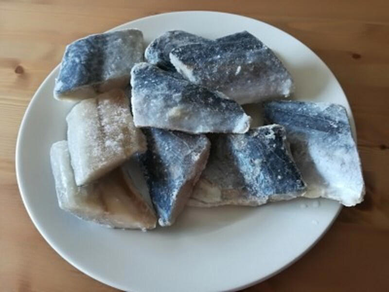 【業務スーパーの冷凍魚のおすすめポイント】大容量でコスパ最強！, 【業務スーパーの冷凍魚のおすすめポイント】切り身で保存期間が長く、冷凍庫に常備しておける！, 【業務スーパーの冷凍魚のおすすめポイント】骨なし魚でラクラク調理できてかんたん！ 家事の時短に, 業務スーパーの冷凍魚「骨とりサワラ」の内容量・値段, 業務スーパーの冷凍魚「骨とりサワラ」のカロリー・栄養成分, 業務スーパーの冷凍魚「骨とりサワラ」の賞味期限, 業務スーパーの冷凍魚「骨とりサワラ」の解凍方法, 業務スーパーの冷凍魚「骨とりサワラ」の味わいレビュー, レシピ1：サワラの照り焼き, レシピ2：サワラのみそ焼き, 業務スーパーの冷凍魚「塩さば切身」の内容量・値段, 業務スーパーの冷凍魚「塩さば切身」の原材料・原産国, 業務スーパーの冷凍魚「塩さば切身」のカロリー・栄養成分（目安）, 業務スーパーの冷凍魚「塩さば切身」の賞味期限, 業務スーパーの冷凍魚「塩さば切身」の解凍方法, 業務スーパーの冷凍魚「塩さば切身」の味わいレビュー, 業務スーパーの冷凍魚「トロサーモン」の内容量・値段,  業務スーパーの冷凍魚「トロサーモン」の原材料・原産国, 業務スーパーの冷凍魚「トロサーモン」のカロリー・栄養成分表示（推定値）, 業務スーパーの冷凍魚「トロサーモン」の賞味期限, 業務スーパーの冷凍魚「トロサーモン」の解凍方法, 業務スーパーの冷凍魚「トロサーモン」の味は魅力的, レシピ1：サーモンオープンサンド, レシピ2：サーモンサラダ, レシピ3：サーモン丼, 【業務スーパーの冷凍魚のおすすめ】「骨とり赤魚 切身」, 【業務スーパーの冷凍魚のおすすめ】「骨とりタラ切身」, 【業務スーパーの冷凍魚のおすすめ】「カナダわかさぎ」, 【業務スーパーの冷凍魚のおすすめ】「フライパンで調理ができる真ほっけ」, 業務スーパーの「冷凍魚」はまずい？おいしい？, 業務スーパーの「冷凍魚」は煮付けも作れる？,  業務スーパーの「冷凍魚」は国産が少ないけれど安全性は？, 業務スーパーの「冷凍魚」は電子レンジで解凍もできる？, 業務スーパーの冷凍魚「ティラピア」は売ってる？