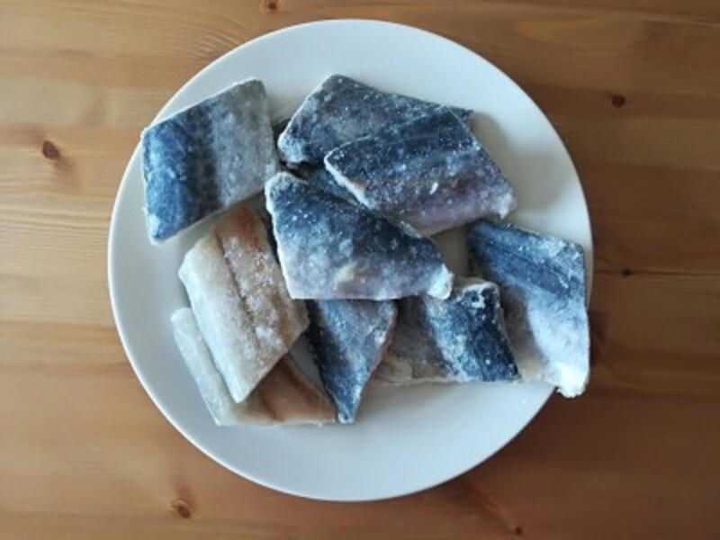 【業務スーパーの冷凍魚のおすすめポイント】大容量でコスパ最強！, 【業務スーパーの冷凍魚のおすすめポイント】切り身で保存期間が長く、冷凍庫に常備しておける！, 【業務スーパーの冷凍魚のおすすめポイント】骨なし魚でラクラク調理できてかんたん！ 家事の時短に, 業務スーパーの冷凍魚「骨とりサワラ」の内容量・値段, 業務スーパーの冷凍魚「骨とりサワラ」のカロリー・栄養成分, 業務スーパーの冷凍魚「骨とりサワラ」の賞味期限, 業務スーパーの冷凍魚「骨とりサワラ」の解凍方法, 業務スーパーの冷凍魚「骨とりサワラ」の味わいレビュー, レシピ1：サワラの照り焼き, レシピ2：サワラのみそ焼き, 業務スーパーの冷凍魚「塩さば切身」の内容量・値段, 業務スーパーの冷凍魚「塩さば切身」の原材料・原産国, 業務スーパーの冷凍魚「塩さば切身」のカロリー・栄養成分（目安）, 業務スーパーの冷凍魚「塩さば切身」の賞味期限, 業務スーパーの冷凍魚「塩さば切身」の解凍方法, 業務スーパーの冷凍魚「塩さば切身」の味わいレビュー, 業務スーパーの冷凍魚「トロサーモン」の内容量・値段,  業務スーパーの冷凍魚「トロサーモン」の原材料・原産国, 業務スーパーの冷凍魚「トロサーモン」のカロリー・栄養成分表示（推定値）, 業務スーパーの冷凍魚「トロサーモン」の賞味期限, 業務スーパーの冷凍魚「トロサーモン」の解凍方法, 業務スーパーの冷凍魚「トロサーモン」の味は魅力的, レシピ1：サーモンオープンサンド, レシピ2：サーモンサラダ, レシピ3：サーモン丼, 【業務スーパーの冷凍魚のおすすめ】「骨とり赤魚 切身」, 【業務スーパーの冷凍魚のおすすめ】「骨とりタラ切身」, 【業務スーパーの冷凍魚のおすすめ】「カナダわかさぎ」, 【業務スーパーの冷凍魚のおすすめ】「フライパンで調理ができる真ほっけ」, 業務スーパーの「冷凍魚」はまずい？おいしい？, 業務スーパーの「冷凍魚」は煮付けも作れる？,  業務スーパーの「冷凍魚」は国産が少ないけれど安全性は？, 業務スーパーの「冷凍魚」は電子レンジで解凍もできる？, 業務スーパーの冷凍魚「ティラピア」は売ってる？