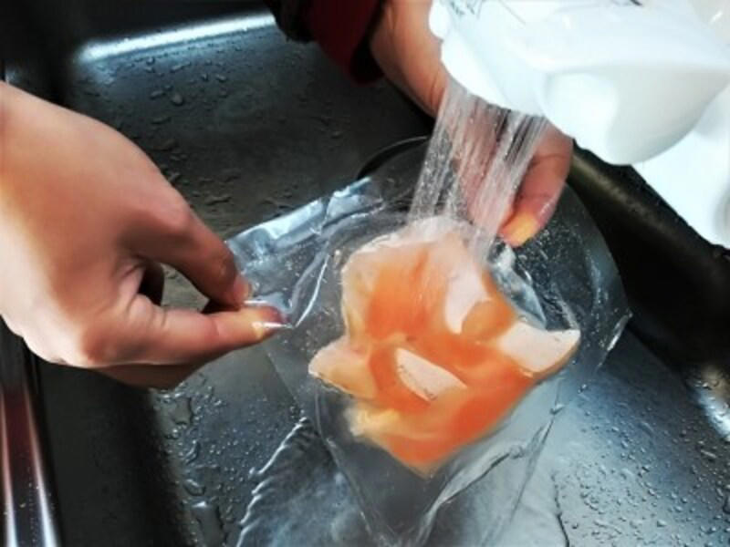 【業務スーパーの冷凍魚のおすすめポイント】大容量でコスパ最強！, 【業務スーパーの冷凍魚のおすすめポイント】切り身で保存期間が長く、冷凍庫に常備しておける！, 【業務スーパーの冷凍魚のおすすめポイント】骨なし魚でラクラク調理できてかんたん！ 家事の時短に, 業務スーパーの冷凍魚「骨とりサワラ」の内容量・値段, 業務スーパーの冷凍魚「骨とりサワラ」のカロリー・栄養成分, 業務スーパーの冷凍魚「骨とりサワラ」の賞味期限, 業務スーパーの冷凍魚「骨とりサワラ」の解凍方法, 業務スーパーの冷凍魚「骨とりサワラ」の味わいレビュー, レシピ1：サワラの照り焼き, レシピ2：サワラのみそ焼き, 業務スーパーの冷凍魚「塩さば切身」の内容量・値段, 業務スーパーの冷凍魚「塩さば切身」の原材料・原産国, 業務スーパーの冷凍魚「塩さば切身」のカロリー・栄養成分（目安）, 業務スーパーの冷凍魚「塩さば切身」の賞味期限, 業務スーパーの冷凍魚「塩さば切身」の解凍方法, 業務スーパーの冷凍魚「塩さば切身」の味わいレビュー, 業務スーパーの冷凍魚「トロサーモン」の内容量・値段,  業務スーパーの冷凍魚「トロサーモン」の原材料・原産国, 業務スーパーの冷凍魚「トロサーモン」のカロリー・栄養成分表示（推定値）, 業務スーパーの冷凍魚「トロサーモン」の賞味期限, 業務スーパーの冷凍魚「トロサーモン」の解凍方法, 業務スーパーの冷凍魚「トロサーモン」の味は魅力的, レシピ1：サーモンオープンサンド, レシピ2：サーモンサラダ, レシピ3：サーモン丼, 【業務スーパーの冷凍魚のおすすめ】「骨とり赤魚 切身」, 【業務スーパーの冷凍魚のおすすめ】「骨とりタラ切身」, 【業務スーパーの冷凍魚のおすすめ】「カナダわかさぎ」, 【業務スーパーの冷凍魚のおすすめ】「フライパンで調理ができる真ほっけ」, 業務スーパーの「冷凍魚」はまずい？おいしい？, 業務スーパーの「冷凍魚」は煮付けも作れる？,  業務スーパーの「冷凍魚」は国産が少ないけれど安全性は？, 業務スーパーの「冷凍魚」は電子レンジで解凍もできる？, 業務スーパーの冷凍魚「ティラピア」は売ってる？