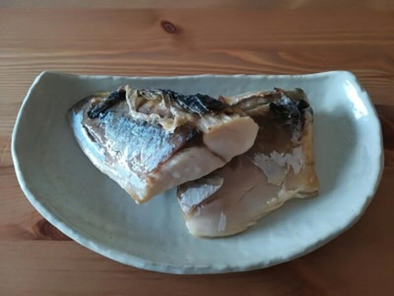 【業務スーパーの冷凍魚のおすすめポイント】大容量でコスパ最強！, 【業務スーパーの冷凍魚のおすすめポイント】切り身で保存期間が長く、冷凍庫に常備しておける！, 【業務スーパーの冷凍魚のおすすめポイント】骨なし魚でラクラク調理できてかんたん！ 家事の時短に, 業務スーパーの冷凍魚「骨とりサワラ」の内容量・値段, 業務スーパーの冷凍魚「骨とりサワラ」のカロリー・栄養成分, 業務スーパーの冷凍魚「骨とりサワラ」の賞味期限, 業務スーパーの冷凍魚「骨とりサワラ」の解凍方法, 業務スーパーの冷凍魚「骨とりサワラ」の味わいレビュー, レシピ1：サワラの照り焼き, レシピ2：サワラのみそ焼き, 業務スーパーの冷凍魚「塩さば切身」の内容量・値段, 業務スーパーの冷凍魚「塩さば切身」の原材料・原産国, 業務スーパーの冷凍魚「塩さば切身」のカロリー・栄養成分（目安）, 業務スーパーの冷凍魚「塩さば切身」の賞味期限, 業務スーパーの冷凍魚「塩さば切身」の解凍方法, 業務スーパーの冷凍魚「塩さば切身」の味わいレビュー, 業務スーパーの冷凍魚「トロサーモン」の内容量・値段,  業務スーパーの冷凍魚「トロサーモン」の原材料・原産国, 業務スーパーの冷凍魚「トロサーモン」のカロリー・栄養成分表示（推定値）, 業務スーパーの冷凍魚「トロサーモン」の賞味期限, 業務スーパーの冷凍魚「トロサーモン」の解凍方法, 業務スーパーの冷凍魚「トロサーモン」の味は魅力的, レシピ1：サーモンオープンサンド, レシピ2：サーモンサラダ, レシピ3：サーモン丼, 【業務スーパーの冷凍魚のおすすめ】「骨とり赤魚 切身」, 【業務スーパーの冷凍魚のおすすめ】「骨とりタラ切身」, 【業務スーパーの冷凍魚のおすすめ】「カナダわかさぎ」, 【業務スーパーの冷凍魚のおすすめ】「フライパンで調理ができる真ほっけ」, 業務スーパーの「冷凍魚」はまずい？おいしい？, 業務スーパーの「冷凍魚」は煮付けも作れる？,  業務スーパーの「冷凍魚」は国産が少ないけれど安全性は？, 業務スーパーの「冷凍魚」は電子レンジで解凍もできる？, 業務スーパーの冷凍魚「ティラピア」は売ってる？