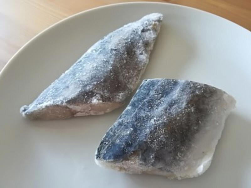 【業務スーパーの冷凍魚のおすすめポイント】大容量でコスパ最強！, 【業務スーパーの冷凍魚のおすすめポイント】切り身で保存期間が長く、冷凍庫に常備しておける！, 【業務スーパーの冷凍魚のおすすめポイント】骨なし魚でラクラク調理できてかんたん！ 家事の時短に, 業務スーパーの冷凍魚「骨とりサワラ」の内容量・値段, 業務スーパーの冷凍魚「骨とりサワラ」のカロリー・栄養成分, 業務スーパーの冷凍魚「骨とりサワラ」の賞味期限, 業務スーパーの冷凍魚「骨とりサワラ」の解凍方法, 業務スーパーの冷凍魚「骨とりサワラ」の味わいレビュー, レシピ1：サワラの照り焼き, レシピ2：サワラのみそ焼き, 業務スーパーの冷凍魚「塩さば切身」の内容量・値段, 業務スーパーの冷凍魚「塩さば切身」の原材料・原産国, 業務スーパーの冷凍魚「塩さば切身」のカロリー・栄養成分（目安）, 業務スーパーの冷凍魚「塩さば切身」の賞味期限, 業務スーパーの冷凍魚「塩さば切身」の解凍方法, 業務スーパーの冷凍魚「塩さば切身」の味わいレビュー, 業務スーパーの冷凍魚「トロサーモン」の内容量・値段,  業務スーパーの冷凍魚「トロサーモン」の原材料・原産国, 業務スーパーの冷凍魚「トロサーモン」のカロリー・栄養成分表示（推定値）, 業務スーパーの冷凍魚「トロサーモン」の賞味期限, 業務スーパーの冷凍魚「トロサーモン」の解凍方法, 業務スーパーの冷凍魚「トロサーモン」の味は魅力的, レシピ1：サーモンオープンサンド, レシピ2：サーモンサラダ, レシピ3：サーモン丼, 【業務スーパーの冷凍魚のおすすめ】「骨とり赤魚 切身」, 【業務スーパーの冷凍魚のおすすめ】「骨とりタラ切身」, 【業務スーパーの冷凍魚のおすすめ】「カナダわかさぎ」, 【業務スーパーの冷凍魚のおすすめ】「フライパンで調理ができる真ほっけ」, 業務スーパーの「冷凍魚」はまずい？おいしい？, 業務スーパーの「冷凍魚」は煮付けも作れる？,  業務スーパーの「冷凍魚」は国産が少ないけれど安全性は？, 業務スーパーの「冷凍魚」は電子レンジで解凍もできる？, 業務スーパーの冷凍魚「ティラピア」は売ってる？
