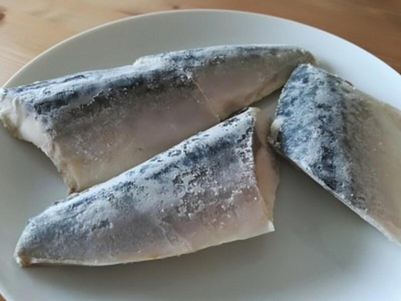 【業務スーパーの冷凍魚のおすすめポイント】大容量でコスパ最強！, 【業務スーパーの冷凍魚のおすすめポイント】切り身で保存期間が長く、冷凍庫に常備しておける！, 【業務スーパーの冷凍魚のおすすめポイント】骨なし魚でラクラク調理できてかんたん！ 家事の時短に, 業務スーパーの冷凍魚「骨とりサワラ」の内容量・値段, 業務スーパーの冷凍魚「骨とりサワラ」のカロリー・栄養成分, 業務スーパーの冷凍魚「骨とりサワラ」の賞味期限, 業務スーパーの冷凍魚「骨とりサワラ」の解凍方法, 業務スーパーの冷凍魚「骨とりサワラ」の味わいレビュー, レシピ1：サワラの照り焼き, レシピ2：サワラのみそ焼き, 業務スーパーの冷凍魚「塩さば切身」の内容量・値段, 業務スーパーの冷凍魚「塩さば切身」の原材料・原産国, 業務スーパーの冷凍魚「塩さば切身」のカロリー・栄養成分（目安）, 業務スーパーの冷凍魚「塩さば切身」の賞味期限, 業務スーパーの冷凍魚「塩さば切身」の解凍方法, 業務スーパーの冷凍魚「塩さば切身」の味わいレビュー, 業務スーパーの冷凍魚「トロサーモン」の内容量・値段,  業務スーパーの冷凍魚「トロサーモン」の原材料・原産国, 業務スーパーの冷凍魚「トロサーモン」のカロリー・栄養成分表示（推定値）, 業務スーパーの冷凍魚「トロサーモン」の賞味期限, 業務スーパーの冷凍魚「トロサーモン」の解凍方法, 業務スーパーの冷凍魚「トロサーモン」の味は魅力的, レシピ1：サーモンオープンサンド, レシピ2：サーモンサラダ, レシピ3：サーモン丼, 【業務スーパーの冷凍魚のおすすめ】「骨とり赤魚 切身」, 【業務スーパーの冷凍魚のおすすめ】「骨とりタラ切身」, 【業務スーパーの冷凍魚のおすすめ】「カナダわかさぎ」, 【業務スーパーの冷凍魚のおすすめ】「フライパンで調理ができる真ほっけ」, 業務スーパーの「冷凍魚」はまずい？おいしい？, 業務スーパーの「冷凍魚」は煮付けも作れる？,  業務スーパーの「冷凍魚」は国産が少ないけれど安全性は？, 業務スーパーの「冷凍魚」は電子レンジで解凍もできる？, 業務スーパーの冷凍魚「ティラピア」は売ってる？