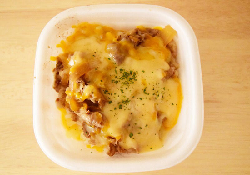 【すき家の美味しいおすすめランキング1位】アレンジ・カスタムしやすい王道シンプルな「牛丼」114pts, 【すき家の美味しいおすすめランキング2位】チーズ好きにはたまらない！ 「とろ～り3種のチーズ牛丼」111pts, 【すき家の美味しいおすすめランキング3位】酸味が効いてあっさりとした味わいの「鬼おろしポン酢牛丼」90pts, 【すき家の美味しいおすすめランキング4位】高菜たっぷり！ ピリ辛がおいしい「高菜明太マヨ牛丼」78pts, 【すき家の美味しいおすすめランキング5位】青ねぎたっぷり！ ピリ辛で食欲が増す「ねぎ玉牛丼」66pts, 【すき家の美味しいおすすめランキング6位】わさびがアクセントのシンプルな味わい「わさび山かけ牛丼」39pts, 【すき家の美味しいおすすめランキング7位】【期間限定】辛いもの好きにおすすめの「ねぎキムチ牛丼」30pts＜終了＞, 【すき家の美味しいおすすめランキング8位】食感が楽しい＆さっぱりの「かつぶしオクラ牛丼」18pts, 【すき家の美味しいおすすめランキング9位】ヘルシーな「とろ～り3種のチーズ牛丼ライト」15pts, 【すき家の美味しいおすすめランキング9位】【期間・店舗限定】秋冬の定番人気メニュー「牛すき鍋定食」15pts, 【すき家の美味しいおすすめランキング11位】野菜の甘みとだしの旨みが効いた「旨だしとりそぼろ丼」12pts, 【すき家の美味しいおすすめランキング12位】【期間限定】ピリ辛にまろやかさをプラス「おんたまねぎキムチ牛丼」9pts＜終了＞, 【すき家の美味しいおすすめランキング13位】20種類以上のスパイスが効いた「チーズ牛カレー」6pts, 1位：味噌の風味が濃く体も温まる「とん汁」108pts, 2位：箸休めに最適！ 「おしんこ」24pts, 3位：【店舗限定】お得感のある価格の「からあげ」15pts, 3位：安定の汁もの「みそ汁」15pts, 5位：どんなメニューにも合う！ 優秀トッピング「たまご」12pts, すき家の朝食・朝定食のおすすめメニューは何？, すき家で子供におすすめのセットメニューはある？, すき家の牛丼のおすすめカスタムは？, 裏メニューの特大サイズ「キング牛丼」とは？, すき家のおすすめは何時？ いちばんおいしく食べられるのは時間帯は？, すき家の牛丼でいちばんコスパのいいおすすめ商品は？