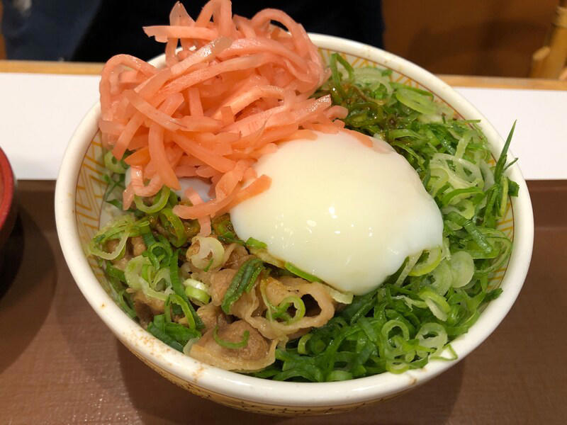 【すき家の美味しいおすすめランキング1位】アレンジ・カスタムしやすい王道シンプルな「牛丼」114pts, 【すき家の美味しいおすすめランキング2位】チーズ好きにはたまらない！ 「とろ～り3種のチーズ牛丼」111pts, 【すき家の美味しいおすすめランキング3位】酸味が効いてあっさりとした味わいの「鬼おろしポン酢牛丼」90pts, 【すき家の美味しいおすすめランキング4位】高菜たっぷり！ ピリ辛がおいしい「高菜明太マヨ牛丼」78pts, 【すき家の美味しいおすすめランキング5位】青ねぎたっぷり！ ピリ辛で食欲が増す「ねぎ玉牛丼」66pts, 【すき家の美味しいおすすめランキング6位】わさびがアクセントのシンプルな味わい「わさび山かけ牛丼」39pts, 【すき家の美味しいおすすめランキング7位】【期間限定】辛いもの好きにおすすめの「ねぎキムチ牛丼」30pts＜終了＞, 【すき家の美味しいおすすめランキング8位】食感が楽しい＆さっぱりの「かつぶしオクラ牛丼」18pts, 【すき家の美味しいおすすめランキング9位】ヘルシーな「とろ～り3種のチーズ牛丼ライト」15pts, 【すき家の美味しいおすすめランキング9位】【期間・店舗限定】秋冬の定番人気メニュー「牛すき鍋定食」15pts, 【すき家の美味しいおすすめランキング11位】野菜の甘みとだしの旨みが効いた「旨だしとりそぼろ丼」12pts, 【すき家の美味しいおすすめランキング12位】【期間限定】ピリ辛にまろやかさをプラス「おんたまねぎキムチ牛丼」9pts＜終了＞, 【すき家の美味しいおすすめランキング13位】20種類以上のスパイスが効いた「チーズ牛カレー」6pts, 1位：味噌の風味が濃く体も温まる「とん汁」108pts, 2位：箸休めに最適！ 「おしんこ」24pts, 3位：【店舗限定】お得感のある価格の「からあげ」15pts, 3位：安定の汁もの「みそ汁」15pts, 5位：どんなメニューにも合う！ 優秀トッピング「たまご」12pts, すき家の朝食・朝定食のおすすめメニューは何？, すき家で子供におすすめのセットメニューはある？, すき家の牛丼のおすすめカスタムは？, 裏メニューの特大サイズ「キング牛丼」とは？, すき家のおすすめは何時？ いちばんおいしく食べられるのは時間帯は？, すき家の牛丼でいちばんコスパのいいおすすめ商品は？