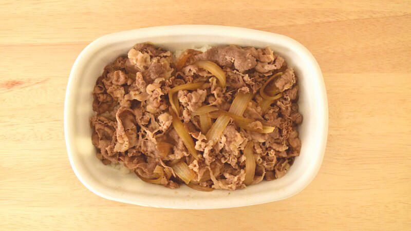 【すき家の美味しいおすすめランキング1位】アレンジ・カスタムしやすい王道シンプルな「牛丼」114pts, 【すき家の美味しいおすすめランキング2位】チーズ好きにはたまらない！ 「とろ～り3種のチーズ牛丼」111pts, 【すき家の美味しいおすすめランキング3位】酸味が効いてあっさりとした味わいの「鬼おろしポン酢牛丼」90pts, 【すき家の美味しいおすすめランキング4位】高菜たっぷり！ ピリ辛がおいしい「高菜明太マヨ牛丼」78pts, 【すき家の美味しいおすすめランキング5位】青ねぎたっぷり！ ピリ辛で食欲が増す「ねぎ玉牛丼」66pts, 【すき家の美味しいおすすめランキング6位】わさびがアクセントのシンプルな味わい「わさび山かけ牛丼」39pts, 【すき家の美味しいおすすめランキング7位】【期間限定】辛いもの好きにおすすめの「ねぎキムチ牛丼」30pts＜終了＞, 【すき家の美味しいおすすめランキング8位】食感が楽しい＆さっぱりの「かつぶしオクラ牛丼」18pts, 【すき家の美味しいおすすめランキング9位】ヘルシーな「とろ～り3種のチーズ牛丼ライト」15pts, 【すき家の美味しいおすすめランキング9位】【期間・店舗限定】秋冬の定番人気メニュー「牛すき鍋定食」15pts, 【すき家の美味しいおすすめランキング11位】野菜の甘みとだしの旨みが効いた「旨だしとりそぼろ丼」12pts, 【すき家の美味しいおすすめランキング12位】【期間限定】ピリ辛にまろやかさをプラス「おんたまねぎキムチ牛丼」9pts＜終了＞, 【すき家の美味しいおすすめランキング13位】20種類以上のスパイスが効いた「チーズ牛カレー」6pts, 1位：味噌の風味が濃く体も温まる「とん汁」108pts, 2位：箸休めに最適！ 「おしんこ」24pts, 3位：【店舗限定】お得感のある価格の「からあげ」15pts, 3位：安定の汁もの「みそ汁」15pts, 5位：どんなメニューにも合う！ 優秀トッピング「たまご」12pts, すき家の朝食・朝定食のおすすめメニューは何？, すき家で子供におすすめのセットメニューはある？, すき家の牛丼のおすすめカスタムは？, 裏メニューの特大サイズ「キング牛丼」とは？, すき家のおすすめは何時？ いちばんおいしく食べられるのは時間帯は？, すき家の牛丼でいちばんコスパのいいおすすめ商品は？