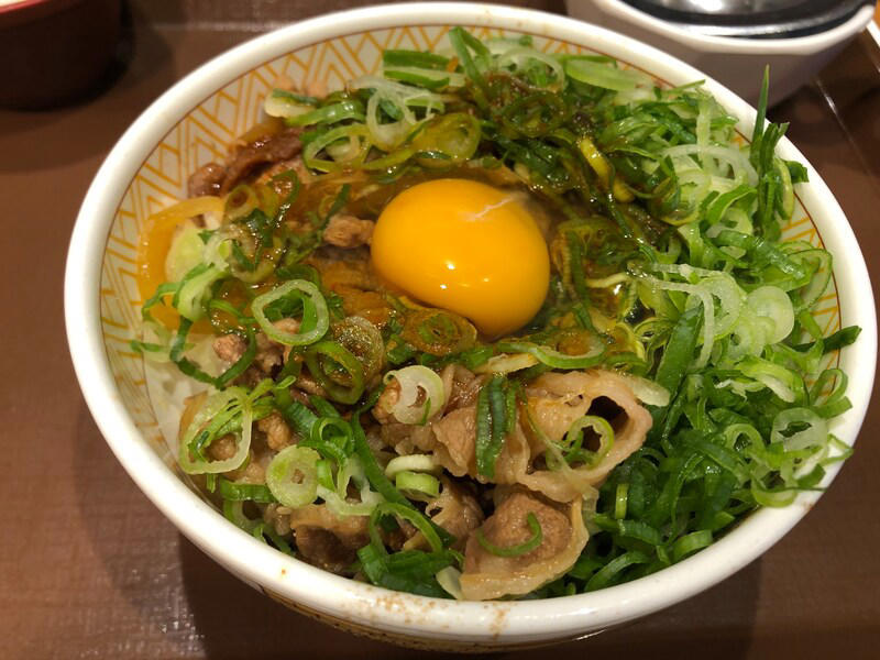 【すき家の美味しいおすすめランキング1位】アレンジ・カスタムしやすい王道シンプルな「牛丼」114pts, 【すき家の美味しいおすすめランキング2位】チーズ好きにはたまらない！ 「とろ～り3種のチーズ牛丼」111pts, 【すき家の美味しいおすすめランキング3位】酸味が効いてあっさりとした味わいの「鬼おろしポン酢牛丼」90pts, 【すき家の美味しいおすすめランキング4位】高菜たっぷり！ ピリ辛がおいしい「高菜明太マヨ牛丼」78pts, 【すき家の美味しいおすすめランキング5位】青ねぎたっぷり！ ピリ辛で食欲が増す「ねぎ玉牛丼」66pts, 【すき家の美味しいおすすめランキング6位】わさびがアクセントのシンプルな味わい「わさび山かけ牛丼」39pts, 【すき家の美味しいおすすめランキング7位】【期間限定】辛いもの好きにおすすめの「ねぎキムチ牛丼」30pts＜終了＞, 【すき家の美味しいおすすめランキング8位】食感が楽しい＆さっぱりの「かつぶしオクラ牛丼」18pts, 【すき家の美味しいおすすめランキング9位】ヘルシーな「とろ～り3種のチーズ牛丼ライト」15pts, 【すき家の美味しいおすすめランキング9位】【期間・店舗限定】秋冬の定番人気メニュー「牛すき鍋定食」15pts, 【すき家の美味しいおすすめランキング11位】野菜の甘みとだしの旨みが効いた「旨だしとりそぼろ丼」12pts, 【すき家の美味しいおすすめランキング12位】【期間限定】ピリ辛にまろやかさをプラス「おんたまねぎキムチ牛丼」9pts＜終了＞, 【すき家の美味しいおすすめランキング13位】20種類以上のスパイスが効いた「チーズ牛カレー」6pts, 1位：味噌の風味が濃く体も温まる「とん汁」108pts, 2位：箸休めに最適！ 「おしんこ」24pts, 3位：【店舗限定】お得感のある価格の「からあげ」15pts, 3位：安定の汁もの「みそ汁」15pts, 5位：どんなメニューにも合う！ 優秀トッピング「たまご」12pts, すき家の朝食・朝定食のおすすめメニューは何？, すき家で子供におすすめのセットメニューはある？, すき家の牛丼のおすすめカスタムは？, 裏メニューの特大サイズ「キング牛丼」とは？, すき家のおすすめは何時？ いちばんおいしく食べられるのは時間帯は？, すき家の牛丼でいちばんコスパのいいおすすめ商品は？