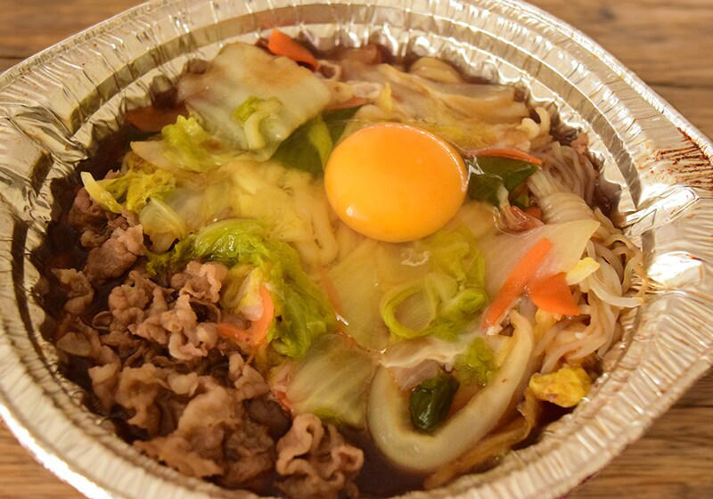 【すき家の美味しいおすすめランキング1位】アレンジ・カスタムしやすい王道シンプルな「牛丼」114pts, 【すき家の美味しいおすすめランキング2位】チーズ好きにはたまらない！ 「とろ～り3種のチーズ牛丼」111pts, 【すき家の美味しいおすすめランキング3位】酸味が効いてあっさりとした味わいの「鬼おろしポン酢牛丼」90pts, 【すき家の美味しいおすすめランキング4位】高菜たっぷり！ ピリ辛がおいしい「高菜明太マヨ牛丼」78pts, 【すき家の美味しいおすすめランキング5位】青ねぎたっぷり！ ピリ辛で食欲が増す「ねぎ玉牛丼」66pts, 【すき家の美味しいおすすめランキング6位】わさびがアクセントのシンプルな味わい「わさび山かけ牛丼」39pts, 【すき家の美味しいおすすめランキング7位】【期間限定】辛いもの好きにおすすめの「ねぎキムチ牛丼」30pts＜終了＞, 【すき家の美味しいおすすめランキング8位】食感が楽しい＆さっぱりの「かつぶしオクラ牛丼」18pts, 【すき家の美味しいおすすめランキング9位】ヘルシーな「とろ～り3種のチーズ牛丼ライト」15pts, 【すき家の美味しいおすすめランキング9位】【期間・店舗限定】秋冬の定番人気メニュー「牛すき鍋定食」15pts, 【すき家の美味しいおすすめランキング11位】野菜の甘みとだしの旨みが効いた「旨だしとりそぼろ丼」12pts, 【すき家の美味しいおすすめランキング12位】【期間限定】ピリ辛にまろやかさをプラス「おんたまねぎキムチ牛丼」9pts＜終了＞, 【すき家の美味しいおすすめランキング13位】20種類以上のスパイスが効いた「チーズ牛カレー」6pts, 1位：味噌の風味が濃く体も温まる「とん汁」108pts, 2位：箸休めに最適！ 「おしんこ」24pts, 3位：【店舗限定】お得感のある価格の「からあげ」15pts, 3位：安定の汁もの「みそ汁」15pts, 5位：どんなメニューにも合う！ 優秀トッピング「たまご」12pts, すき家の朝食・朝定食のおすすめメニューは何？, すき家で子供におすすめのセットメニューはある？, すき家の牛丼のおすすめカスタムは？, 裏メニューの特大サイズ「キング牛丼」とは？, すき家のおすすめは何時？ いちばんおいしく食べられるのは時間帯は？, すき家の牛丼でいちばんコスパのいいおすすめ商品は？