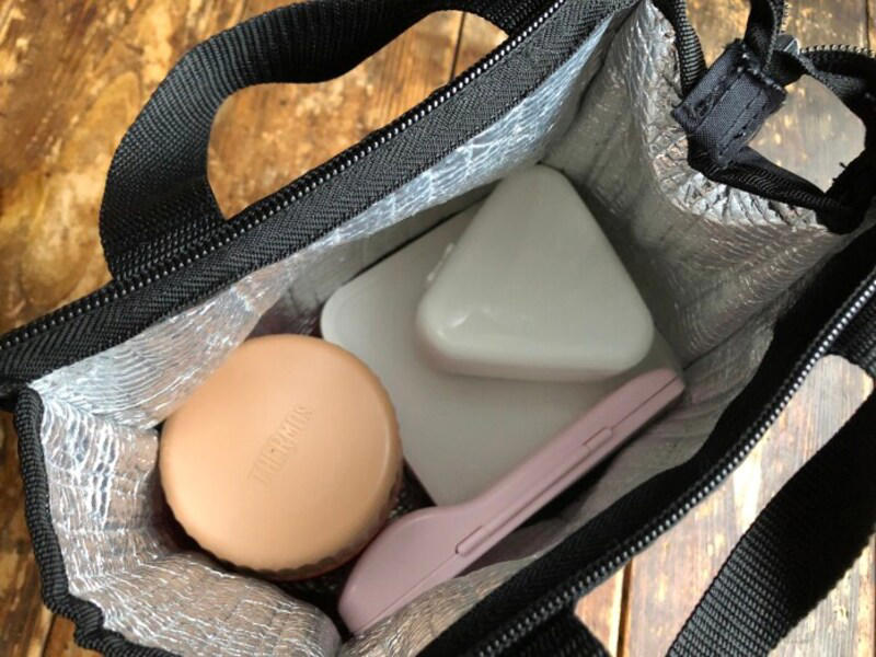 【100均】キャンドゥで買える「おにぎり型ケース」の値段・価格・コスパ , 【100均】キャンドゥで買える「おにぎり型ケース」のサイズ・容量・素材, 100均ダイソーのおにぎりケース「ふっくらおにぎりケース」は子供のお弁当にぴったり , 100均ダイソーのおにぎりケース「おにぎり保温ケース（モノトーン）」は持ち歩きに便利 , 100均ダイソー・セリア・キャンドゥではディズニーキャラクターのおにぎりケースも販売されている？ , 100均ダイソー・セリア・キャンドゥではおにぎり入れだけでなくお弁当箱も販売されている？ , おにぎりケースは100均だけでなくAmazonや楽天でも販売されている？, ダイソーには6個作れるおにぎりケースも販売されている？, 無印良品にもおにぎりケースが販売されている？