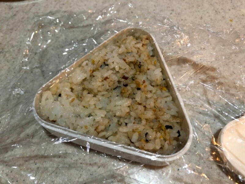 【100均】キャンドゥで買える「おにぎり型ケース」の値段・価格・コスパ , 【100均】キャンドゥで買える「おにぎり型ケース」のサイズ・容量・素材, 100均ダイソーのおにぎりケース「ふっくらおにぎりケース」は子供のお弁当にぴったり , 100均ダイソーのおにぎりケース「おにぎり保温ケース（モノトーン）」は持ち歩きに便利 , 100均ダイソー・セリア・キャンドゥではディズニーキャラクターのおにぎりケースも販売されている？ , 100均ダイソー・セリア・キャンドゥではおにぎり入れだけでなくお弁当箱も販売されている？ , おにぎりケースは100均だけでなくAmazonや楽天でも販売されている？, ダイソーには6個作れるおにぎりケースも販売されている？, 無印良品にもおにぎりケースが販売されている？
