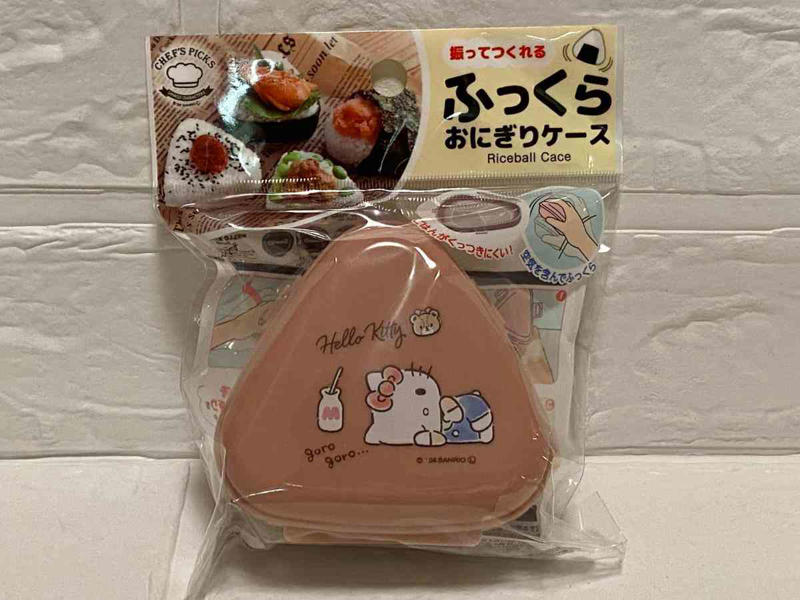 【100均】キャンドゥで買える「おにぎり型ケース」の値段・価格・コスパ , 【100均】キャンドゥで買える「おにぎり型ケース」のサイズ・容量・素材, 100均ダイソーのおにぎりケース「ふっくらおにぎりケース」は子供のお弁当にぴったり , 100均ダイソーのおにぎりケース「おにぎり保温ケース（モノトーン）」は持ち歩きに便利 , 100均ダイソー・セリア・キャンドゥではディズニーキャラクターのおにぎりケースも販売されている？ , 100均ダイソー・セリア・キャンドゥではおにぎり入れだけでなくお弁当箱も販売されている？ , おにぎりケースは100均だけでなくAmazonや楽天でも販売されている？, ダイソーには6個作れるおにぎりケースも販売されている？, 無印良品にもおにぎりケースが販売されている？