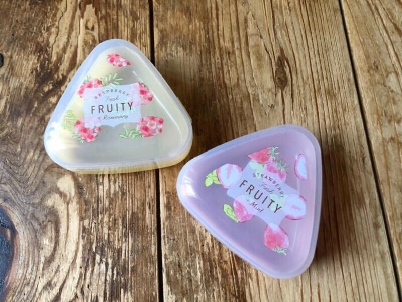 【100均】キャンドゥで買える「おにぎり型ケース」の値段・価格・コスパ , 【100均】キャンドゥで買える「おにぎり型ケース」のサイズ・容量・素材, 100均ダイソーのおにぎりケース「ふっくらおにぎりケース」は子供のお弁当にぴったり , 100均ダイソーのおにぎりケース「おにぎり保温ケース（モノトーン）」は持ち歩きに便利 , 100均ダイソー・セリア・キャンドゥではディズニーキャラクターのおにぎりケースも販売されている？ , 100均ダイソー・セリア・キャンドゥではおにぎり入れだけでなくお弁当箱も販売されている？ , おにぎりケースは100均だけでなくAmazonや楽天でも販売されている？, ダイソーには6個作れるおにぎりケースも販売されている？, 無印良品にもおにぎりケースが販売されている？