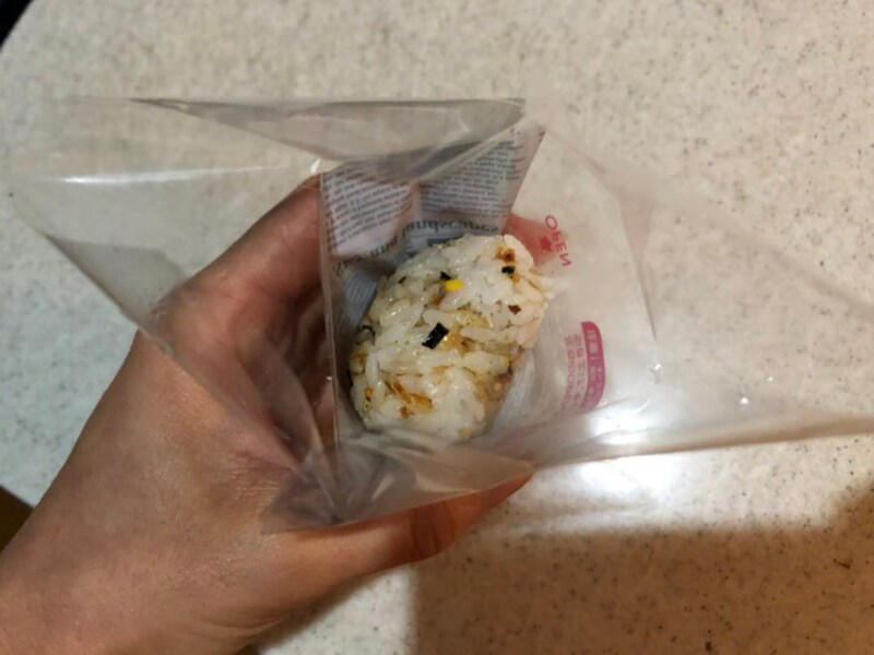 【100均】キャンドゥで買える「おにぎり型ケース」の値段・価格・コスパ , 【100均】キャンドゥで買える「おにぎり型ケース」のサイズ・容量・素材, 100均ダイソーのおにぎりケース「ふっくらおにぎりケース」は子供のお弁当にぴったり , 100均ダイソーのおにぎりケース「おにぎり保温ケース（モノトーン）」は持ち歩きに便利 , 100均ダイソー・セリア・キャンドゥではディズニーキャラクターのおにぎりケースも販売されている？ , 100均ダイソー・セリア・キャンドゥではおにぎり入れだけでなくお弁当箱も販売されている？ , おにぎりケースは100均だけでなくAmazonや楽天でも販売されている？, ダイソーには6個作れるおにぎりケースも販売されている？, 無印良品にもおにぎりケースが販売されている？