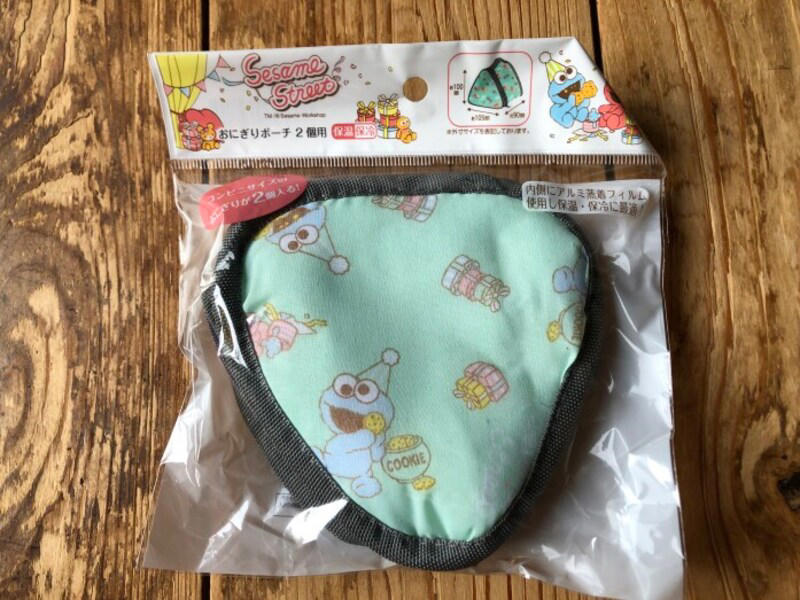 【100均】キャンドゥで買える「おにぎり型ケース」の値段・価格・コスパ , 【100均】キャンドゥで買える「おにぎり型ケース」のサイズ・容量・素材, 100均ダイソーのおにぎりケース「ふっくらおにぎりケース」は子供のお弁当にぴったり , 100均ダイソーのおにぎりケース「おにぎり保温ケース（モノトーン）」は持ち歩きに便利 , 100均ダイソー・セリア・キャンドゥではディズニーキャラクターのおにぎりケースも販売されている？ , 100均ダイソー・セリア・キャンドゥではおにぎり入れだけでなくお弁当箱も販売されている？ , おにぎりケースは100均だけでなくAmazonや楽天でも販売されている？, ダイソーには6個作れるおにぎりケースも販売されている？, 無印良品にもおにぎりケースが販売されている？