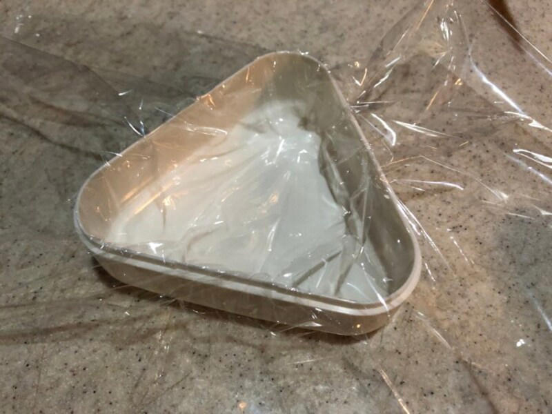 【100均】キャンドゥで買える「おにぎり型ケース」の値段・価格・コスパ , 【100均】キャンドゥで買える「おにぎり型ケース」のサイズ・容量・素材, 100均ダイソーのおにぎりケース「ふっくらおにぎりケース」は子供のお弁当にぴったり , 100均ダイソーのおにぎりケース「おにぎり保温ケース（モノトーン）」は持ち歩きに便利 , 100均ダイソー・セリア・キャンドゥではディズニーキャラクターのおにぎりケースも販売されている？ , 100均ダイソー・セリア・キャンドゥではおにぎり入れだけでなくお弁当箱も販売されている？ , おにぎりケースは100均だけでなくAmazonや楽天でも販売されている？, ダイソーには6個作れるおにぎりケースも販売されている？, 無印良品にもおにぎりケースが販売されている？