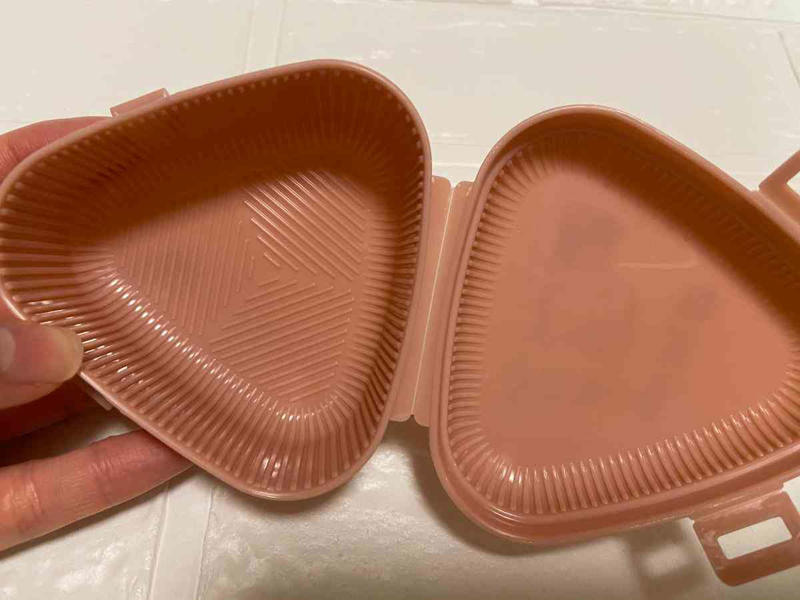 【100均】キャンドゥで買える「おにぎり型ケース」の値段・価格・コスパ , 【100均】キャンドゥで買える「おにぎり型ケース」のサイズ・容量・素材, 100均ダイソーのおにぎりケース「ふっくらおにぎりケース」は子供のお弁当にぴったり , 100均ダイソーのおにぎりケース「おにぎり保温ケース（モノトーン）」は持ち歩きに便利 , 100均ダイソー・セリア・キャンドゥではディズニーキャラクターのおにぎりケースも販売されている？ , 100均ダイソー・セリア・キャンドゥではおにぎり入れだけでなくお弁当箱も販売されている？ , おにぎりケースは100均だけでなくAmazonや楽天でも販売されている？, ダイソーには6個作れるおにぎりケースも販売されている？, 無印良品にもおにぎりケースが販売されている？