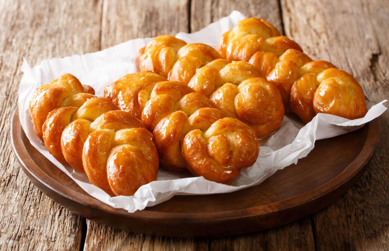 25. Koeksister, South Africa 37: Baklava, various locations, 36: Rolex, Uganda, 35: Dadar gulung, Indonesia, 34: Ta'ameya, Egypt, 33: Brownies, USA, 32: Plantain chips, various locations, 31: Koeksister, South Africa, 30: Ma'amoul, Egypt, 29: Takoyaki, Japan, 28: Rice Krispie treats, USA, 27: Poffertjes, Netherlands, 26: Haggis bon bons, Scotland, 25: Pão de queijo, Brazil, 24: Chocolate digestives, UK, 23: Churros, Spain, 22: Kartoffelpuffer, Germany, 21: Stroopwafel, Netherlands, 20: Mooncake, China, 19: Sausage roll, UK, 18: Biltong, South Africa, 17: Aloo tikki, India, 16: Qatayef, Middle East, 15: Lamington, Australia, 14: S'mores, USA, 13: Meat pie, Australia and New Zealand, 12: Lumpia, Indonesia and the Philippines, 11: Nanaimo bar, Canada, 10: Pain au chocolat, France, 9: Mochi, Japan, 8: Pani puri, India, 7: Doughnut, various locations, 6: Poutine, Canada, 5: Currywurst, Germany, 4: Macaron, France, 3: Nachos, Mexico, 2: Samosa, various locations