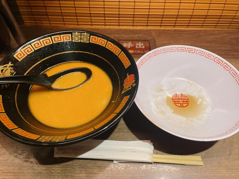 器や箸はそのままでOK！, 呼び出しボタンは押さない, 1.食券機で食券を購入する, 2.「空席案内板」を確認し、空いているカウンターに座る, 3.オーダー用紙に好みを記入する, 4.呼び出しボタンを押して注文する, 5.麺が少なくなってきたら替え玉を注文, ラーメンが届いたらすぐに食べ始める, まずは麺とスープを味わう, 「秘伝のたれ」を混ぜて全体を味わう, 替玉は出汁と混ぜてそのまま一口食べてみて, 一蘭を食べ終わったらどうすればいい？ みんなの口コミは？