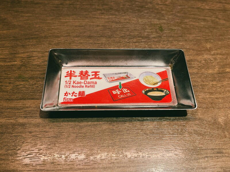 器や箸はそのままでOK！, 呼び出しボタンは押さない, 1.食券機で食券を購入する, 2.「空席案内板」を確認し、空いているカウンターに座る, 3.オーダー用紙に好みを記入する, 4.呼び出しボタンを押して注文する, 5.麺が少なくなってきたら替え玉を注文, ラーメンが届いたらすぐに食べ始める, まずは麺とスープを味わう, 「秘伝のたれ」を混ぜて全体を味わう, 替玉は出汁と混ぜてそのまま一口食べてみて, 一蘭を食べ終わったらどうすればいい？ みんなの口コミは？