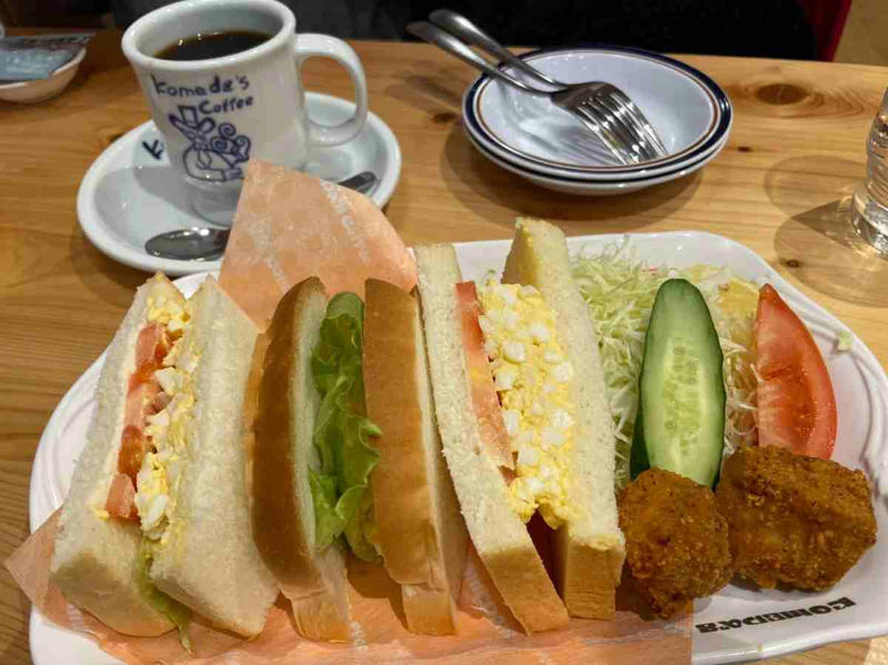 コメダ珈琲店のランチメニュー「昼コメプレート」のセット内容・値段, たまとまレタスサンド コメチキ2ケ付き, ミックスサンド コメチキ2ケ付き, ポテサラサンド コメチキ2ケ付き, ハムサンド コメチキ2ケ付き, エッグサンド コメチキ2ケ付き, パンがふわふわで野菜も新鮮！, 辛子マヨとパンの相性が抜群◎, コメダ珈琲店では480円のランチメニューがある？, コメダ珈琲店の昼コメプレートとはどんなメニューですか？, コメダ珈琲店の「昼コメプレート」は土日メニューはある？ , コメダ珈琲店の「昼コメプレート」は持ち帰り・テイクアウトもできる？, コメダ珈琲店のランチメニュー「昼コメプレート」実施店舗を知りたい！ どこでやってる？, コメダ珈琲店にはパスタランチがある？