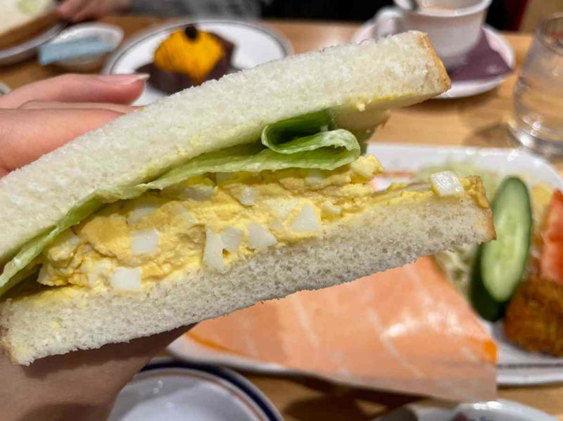 コメダ珈琲店のランチメニュー「昼コメプレート」のセット内容・値段, たまとまレタスサンド コメチキ2ケ付き, ミックスサンド コメチキ2ケ付き, ポテサラサンド コメチキ2ケ付き, ハムサンド コメチキ2ケ付き, エッグサンド コメチキ2ケ付き, パンがふわふわで野菜も新鮮！, 辛子マヨとパンの相性が抜群◎, コメダ珈琲店では480円のランチメニューがある？, コメダ珈琲店の昼コメプレートとはどんなメニューですか？, コメダ珈琲店の「昼コメプレート」は土日メニューはある？ , コメダ珈琲店の「昼コメプレート」は持ち帰り・テイクアウトもできる？, コメダ珈琲店のランチメニュー「昼コメプレート」実施店舗を知りたい！ どこでやってる？, コメダ珈琲店にはパスタランチがある？
