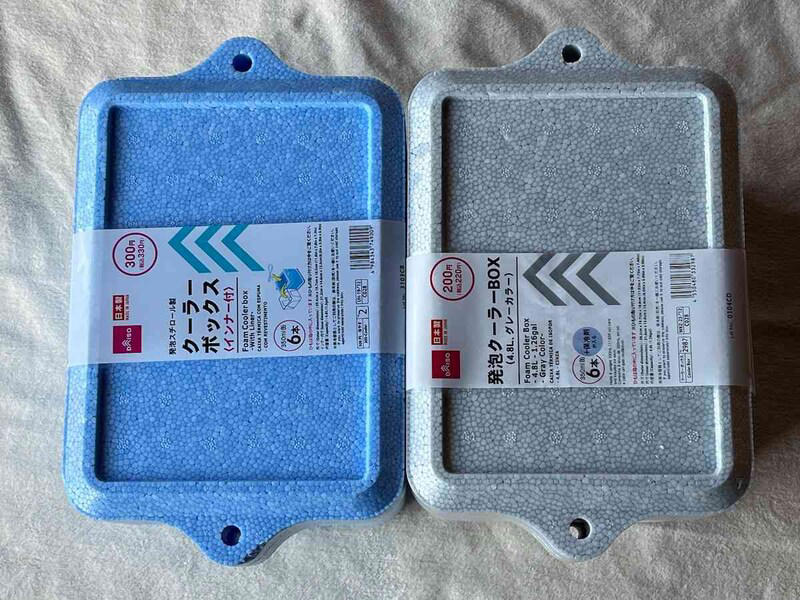 【ダイソーのクーラーボックス】保冷長持ちでおすすめ「日本製発泡クーラーBOXインナー付」, 【ダイソーのクーラーボックス】保冷剤を入れやすい「発泡クーラーBOX（4.8Ｌ、グレーカラー）」, 【100均】ダイソーの「クーラーボックス」は釣りにも使える？, 【100均】セリアにもクーラーボックスは売っている？, 【100均】ダイソーには60サイズのクーラーボックスはある？, 【100均】ダイソーには500円のクーラーバッグもある？