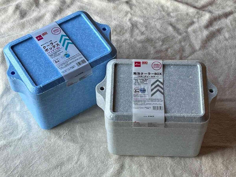 【ダイソーのクーラーボックス】保冷長持ちでおすすめ「日本製発泡クーラーBOXインナー付」, 【ダイソーのクーラーボックス】保冷剤を入れやすい「発泡クーラーBOX（4.8Ｌ、グレーカラー）」, 【100均】ダイソーの「クーラーボックス」は釣りにも使える？, 【100均】セリアにもクーラーボックスは売っている？, 【100均】ダイソーには60サイズのクーラーボックスはある？, 【100均】ダイソーには500円のクーラーバッグもある？