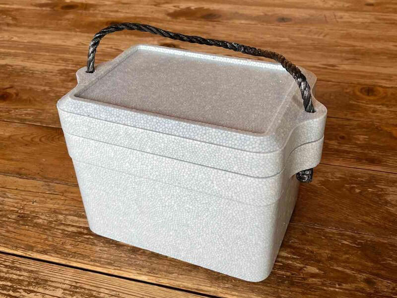 【ダイソーのクーラーボックス】保冷長持ちでおすすめ「日本製発泡クーラーBOXインナー付」, 【ダイソーのクーラーボックス】保冷剤を入れやすい「発泡クーラーBOX（4.8Ｌ、グレーカラー）」, 【100均】ダイソーの「クーラーボックス」は釣りにも使える？, 【100均】セリアにもクーラーボックスは売っている？, 【100均】ダイソーには60サイズのクーラーボックスはある？, 【100均】ダイソーには500円のクーラーバッグもある？