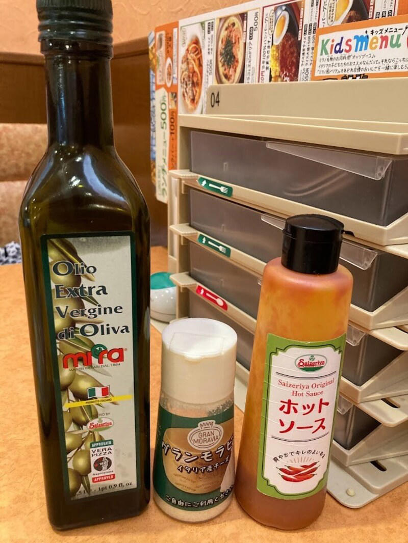 サイゼリヤのランチはライスもしくはスープ・サラダが無料, サイゼリヤの「ランチスープ」の条件は？ おかわり自由！, サイゼリヤの「ランチスープ」は平日ランチ限定！, サイゼリヤの「ランチスープ」は何味？ ほっとするような癒しの味！, ■サイゼリヤの「ランチスープ」の美味しい食べ方・アレンジレシピ, 1.サイゼリヤの「ランチスープ」にオリーブオイルと黒コショウをプラスして風味アップ, さらに「プチフォッカ」をトッピング, 2.サイゼリヤの「ランチスープ」にグランモラビアチーズでコクをアップ, ■サイゼリヤの「ランチスープ」に関するQ＆A, サイゼリヤの「ランチスープ」の再現レシピが話題？, サイゼリヤの「ランチスープ」がまずい？ 味が薄いって本当？, サイゼリヤの「ランチスープ」はどこが変わった？ 玉ねぎは入っている？, サイゼリヤの「ランチスープ」は何時まで？, サイゼリヤの「ランチスープ」バーは土日もやってますか？, サイゼリヤの「ランチスープ」は単品・通常メニューもある？, サイゼリヤの「ランチスープ」で簡単にできるアレンジは？, ■サイゼリヤの「ランチスープ」はアレンジ無限大！ 「プチフォッカ」との相性◎