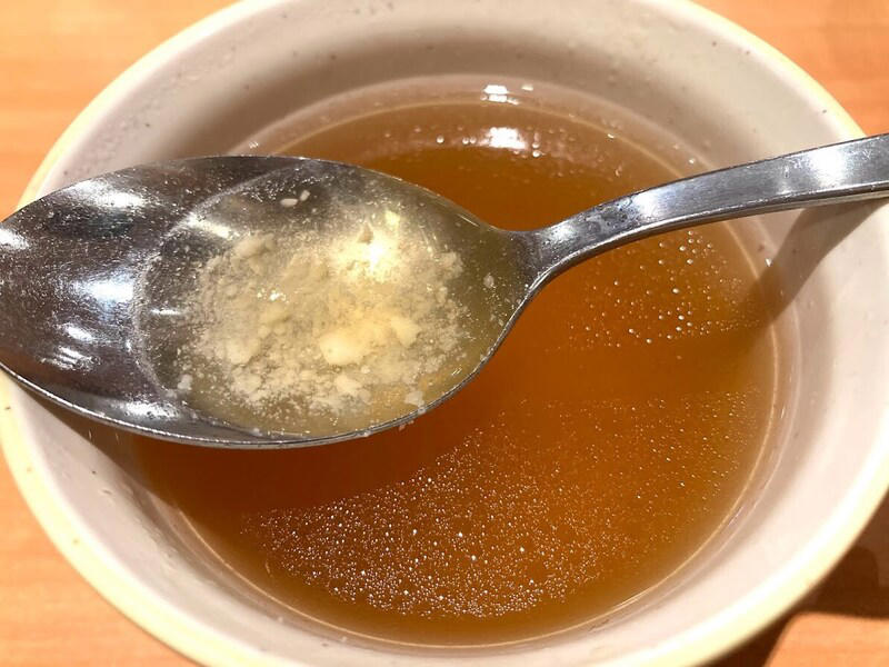 サイゼリヤのランチはライスもしくはスープ・サラダが無料, サイゼリヤの「ランチスープ」の条件は？ おかわり自由！, サイゼリヤの「ランチスープ」は平日ランチ限定！, サイゼリヤの「ランチスープ」は何味？ ほっとするような癒しの味！, ■サイゼリヤの「ランチスープ」の美味しい食べ方・アレンジレシピ, 1.サイゼリヤの「ランチスープ」にオリーブオイルと黒コショウをプラスして風味アップ, さらに「プチフォッカ」をトッピング, 2.サイゼリヤの「ランチスープ」にグランモラビアチーズでコクをアップ, ■サイゼリヤの「ランチスープ」に関するQ＆A, サイゼリヤの「ランチスープ」の再現レシピが話題？, サイゼリヤの「ランチスープ」がまずい？ 味が薄いって本当？, サイゼリヤの「ランチスープ」はどこが変わった？ 玉ねぎは入っている？, サイゼリヤの「ランチスープ」は何時まで？, サイゼリヤの「ランチスープ」バーは土日もやってますか？, サイゼリヤの「ランチスープ」は単品・通常メニューもある？, サイゼリヤの「ランチスープ」で簡単にできるアレンジは？, ■サイゼリヤの「ランチスープ」はアレンジ無限大！ 「プチフォッカ」との相性◎