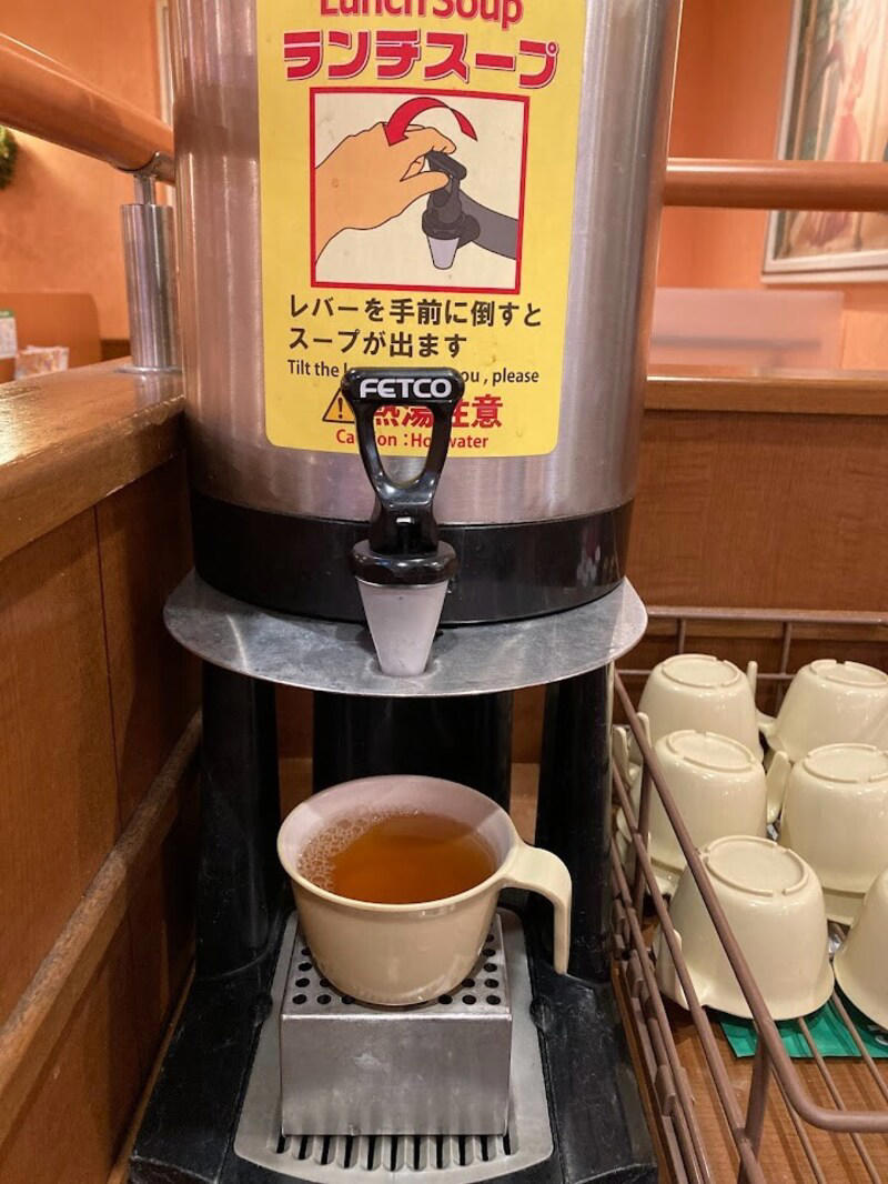 サイゼリヤのランチはライスもしくはスープ・サラダが無料, サイゼリヤの「ランチスープ」の条件は？ おかわり自由！, サイゼリヤの「ランチスープ」は平日ランチ限定！, サイゼリヤの「ランチスープ」は何味？ ほっとするような癒しの味！, ■サイゼリヤの「ランチスープ」の美味しい食べ方・アレンジレシピ, 1.サイゼリヤの「ランチスープ」にオリーブオイルと黒コショウをプラスして風味アップ, さらに「プチフォッカ」をトッピング, 2.サイゼリヤの「ランチスープ」にグランモラビアチーズでコクをアップ, ■サイゼリヤの「ランチスープ」に関するQ＆A, サイゼリヤの「ランチスープ」の再現レシピが話題？, サイゼリヤの「ランチスープ」がまずい？ 味が薄いって本当？, サイゼリヤの「ランチスープ」はどこが変わった？ 玉ねぎは入っている？, サイゼリヤの「ランチスープ」は何時まで？, サイゼリヤの「ランチスープ」バーは土日もやってますか？, サイゼリヤの「ランチスープ」は単品・通常メニューもある？, サイゼリヤの「ランチスープ」で簡単にできるアレンジは？, ■サイゼリヤの「ランチスープ」はアレンジ無限大！ 「プチフォッカ」との相性◎