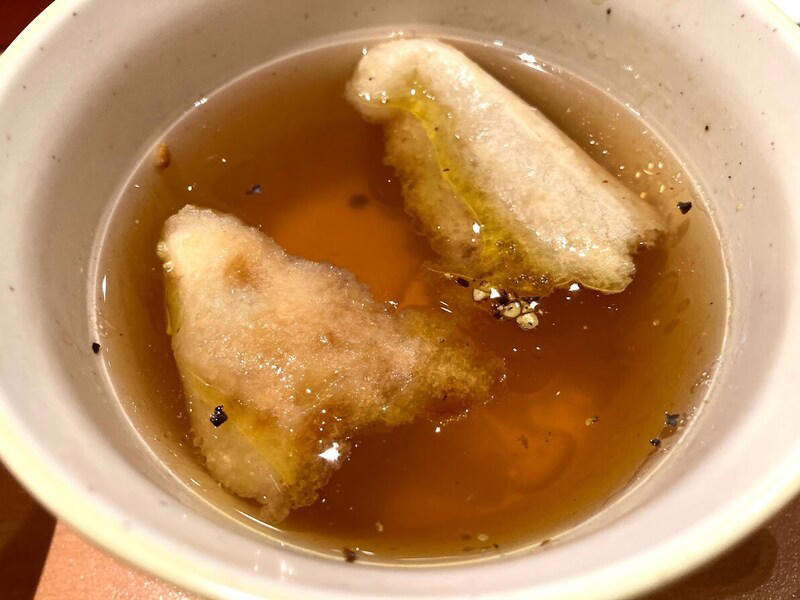 サイゼリヤのランチはライスもしくはスープ・サラダが無料, サイゼリヤの「ランチスープ」の条件は？ おかわり自由！, サイゼリヤの「ランチスープ」は平日ランチ限定！, サイゼリヤの「ランチスープ」は何味？ ほっとするような癒しの味！, ■サイゼリヤの「ランチスープ」の美味しい食べ方・アレンジレシピ, 1.サイゼリヤの「ランチスープ」にオリーブオイルと黒コショウをプラスして風味アップ, さらに「プチフォッカ」をトッピング, 2.サイゼリヤの「ランチスープ」にグランモラビアチーズでコクをアップ, ■サイゼリヤの「ランチスープ」に関するQ＆A, サイゼリヤの「ランチスープ」の再現レシピが話題？, サイゼリヤの「ランチスープ」がまずい？ 味が薄いって本当？, サイゼリヤの「ランチスープ」はどこが変わった？ 玉ねぎは入っている？, サイゼリヤの「ランチスープ」は何時まで？, サイゼリヤの「ランチスープ」バーは土日もやってますか？, サイゼリヤの「ランチスープ」は単品・通常メニューもある？, サイゼリヤの「ランチスープ」で簡単にできるアレンジは？, ■サイゼリヤの「ランチスープ」はアレンジ無限大！ 「プチフォッカ」との相性◎